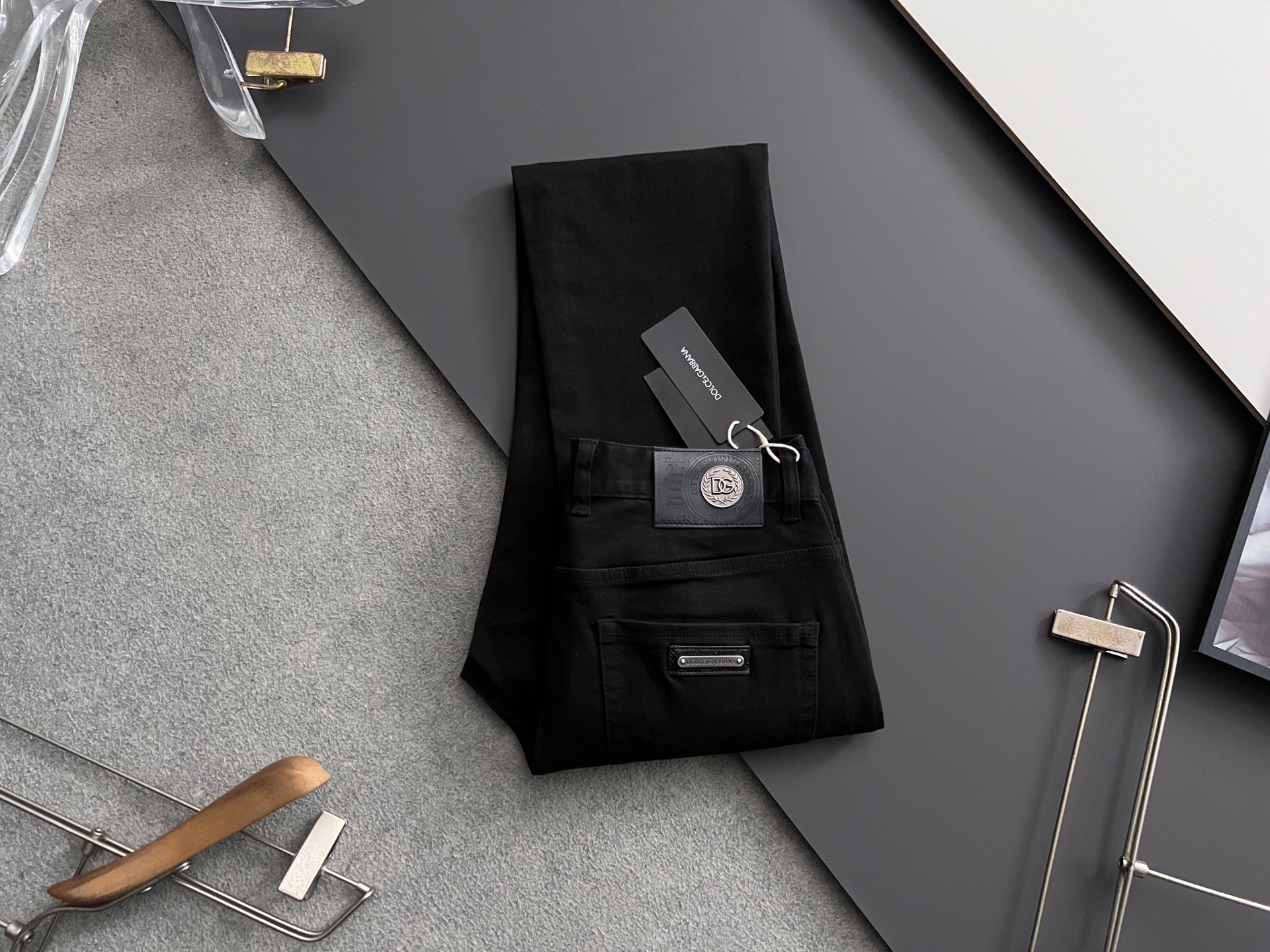 “High-Class Water-Washed Jeans with Unique Design and Comfort Features” - 图片 9