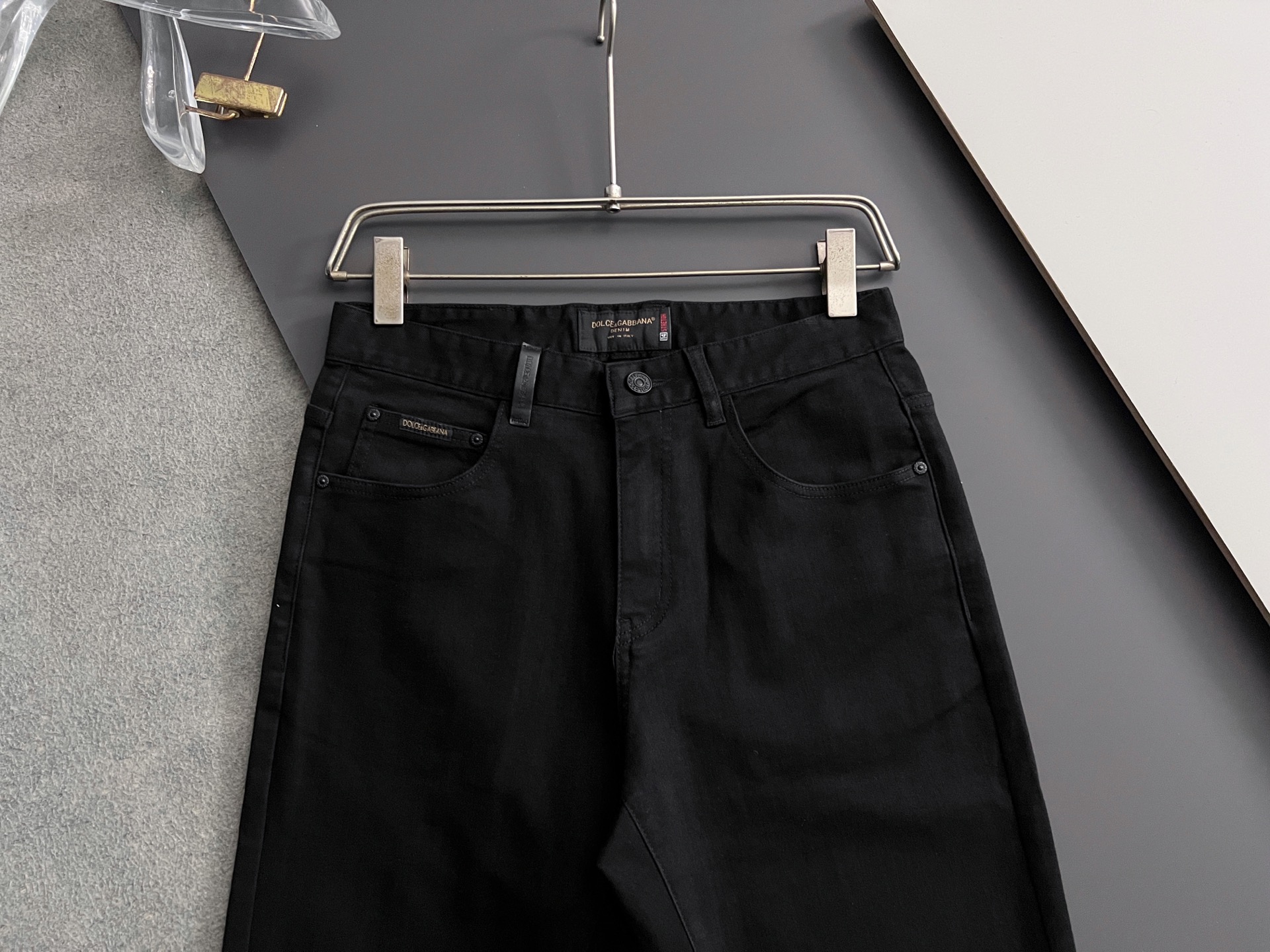 “High-Class Water-Washed Jeans with Unique Design and Comfort Features” - 图片 2