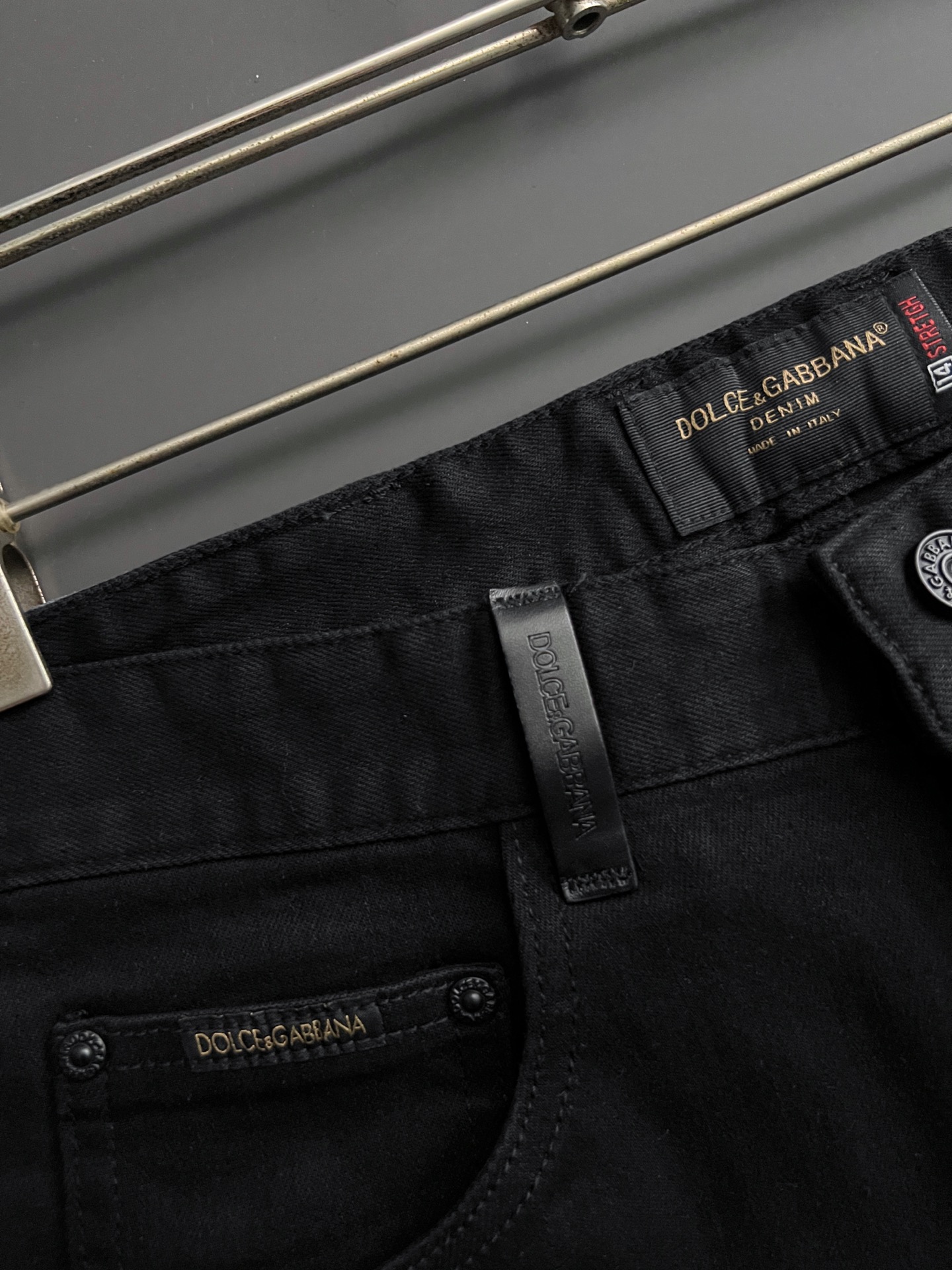 “High-Class Water-Washed Jeans with Unique Design and Comfort Features” - 图片 4