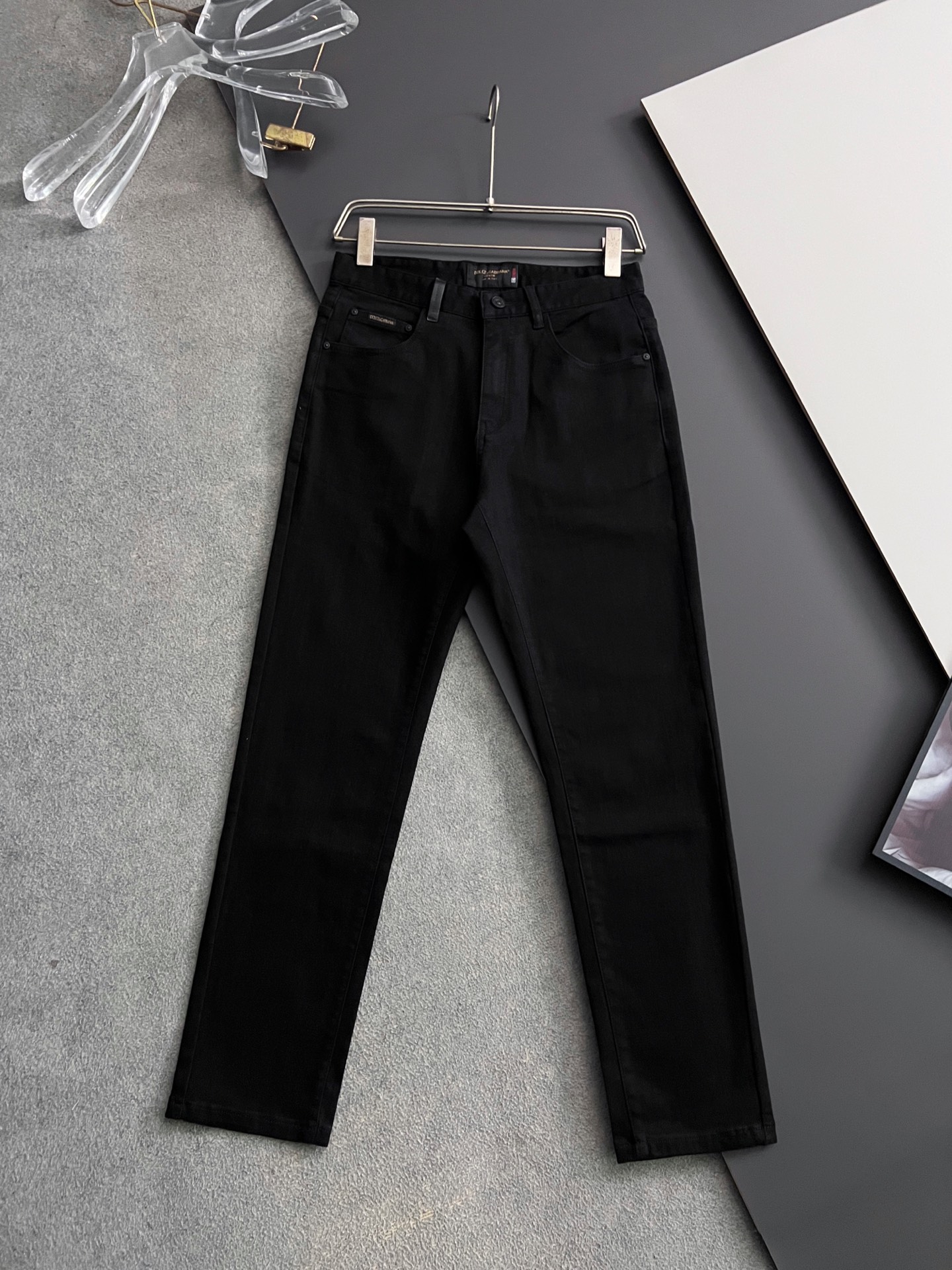 “High-Class Water-Washed Jeans with Unique Design and Comfort Features”