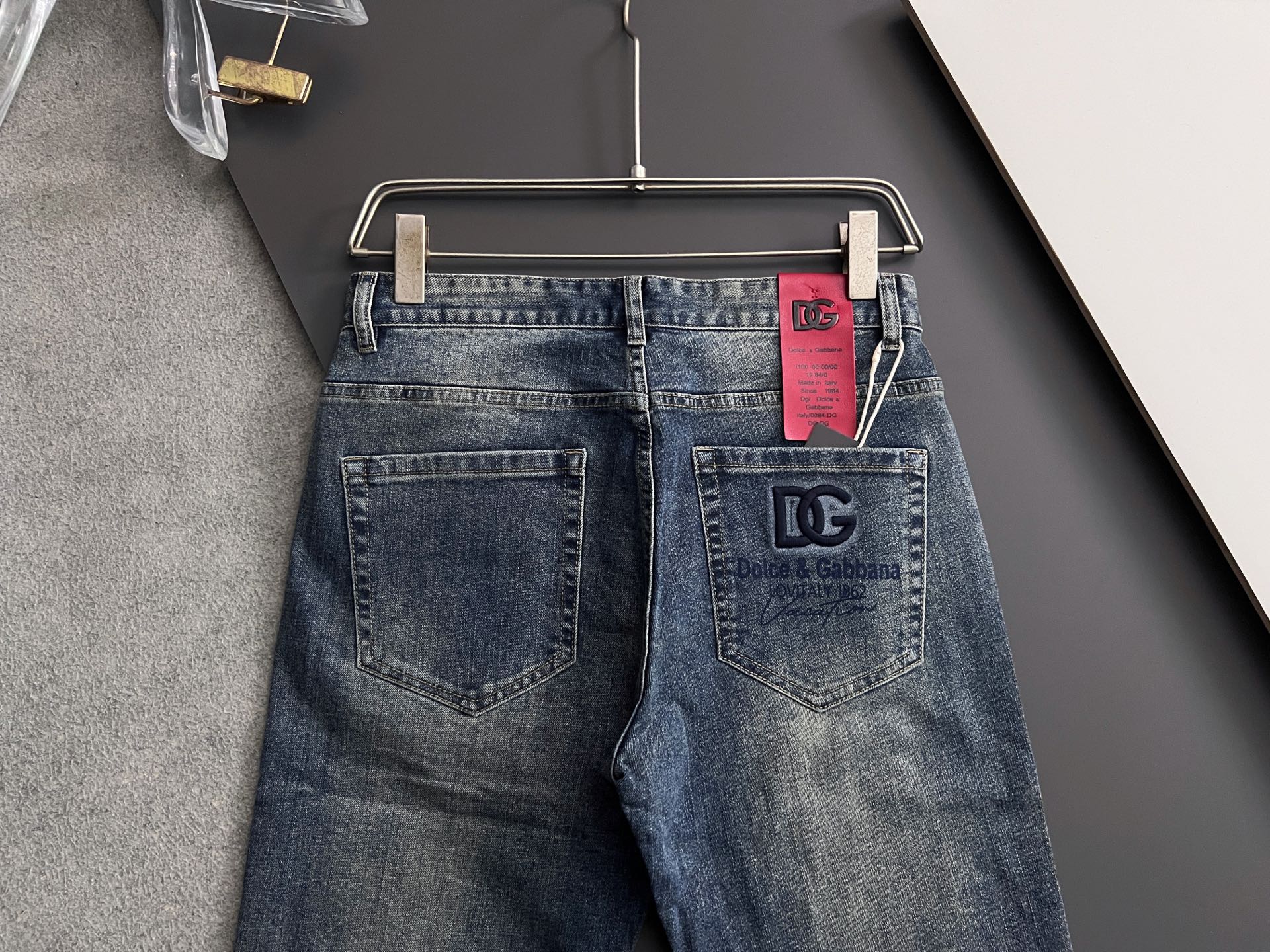“High-Class Water-Washed Jeans with Unique Design and Comfort Features” - 图片 7