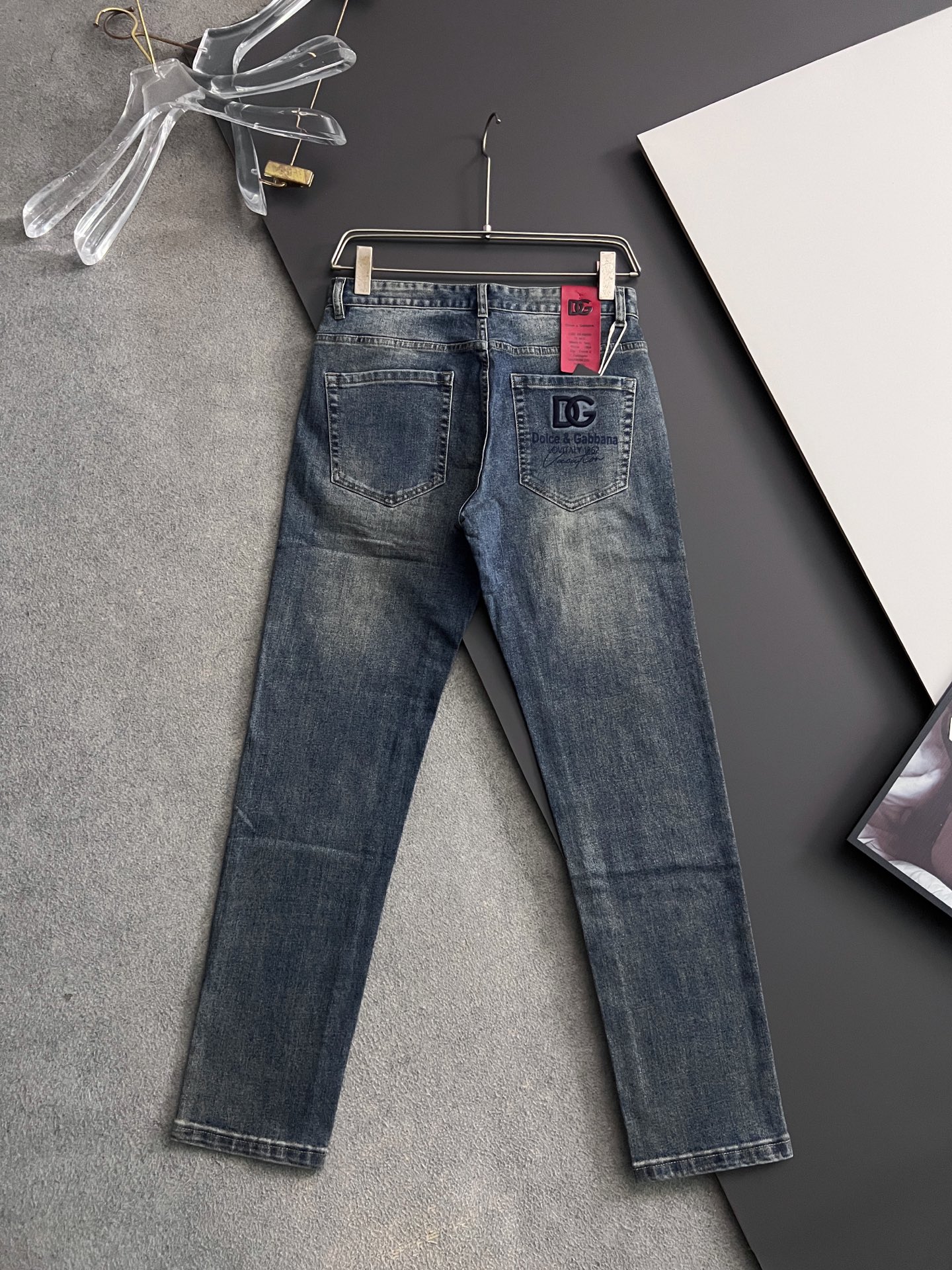 “High-Class Water-Washed Jeans with Unique Design and Comfort Features” - 图片 6