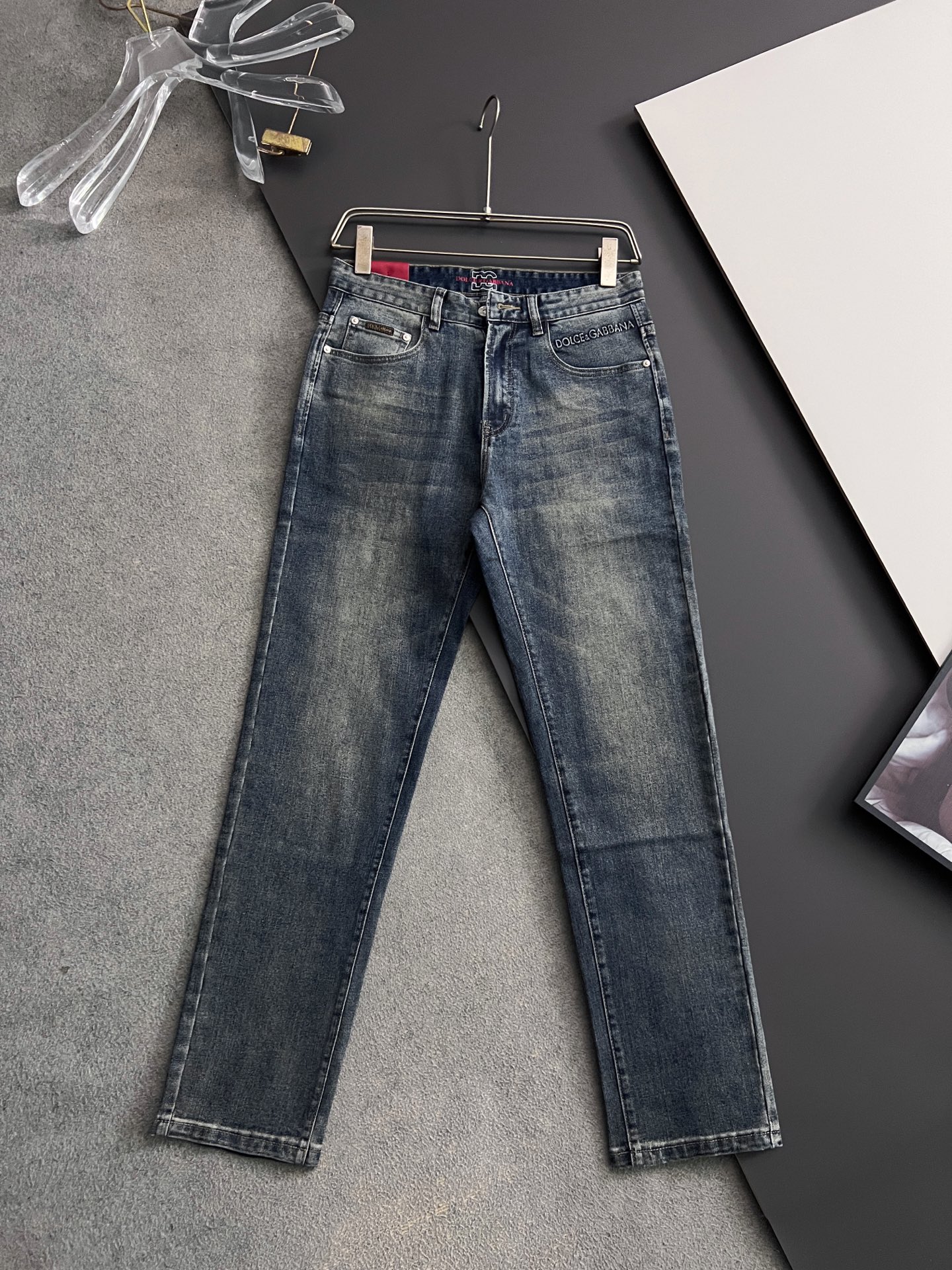 “High-Class Water-Washed Jeans with Unique Design and Comfort Features” - 图片 1