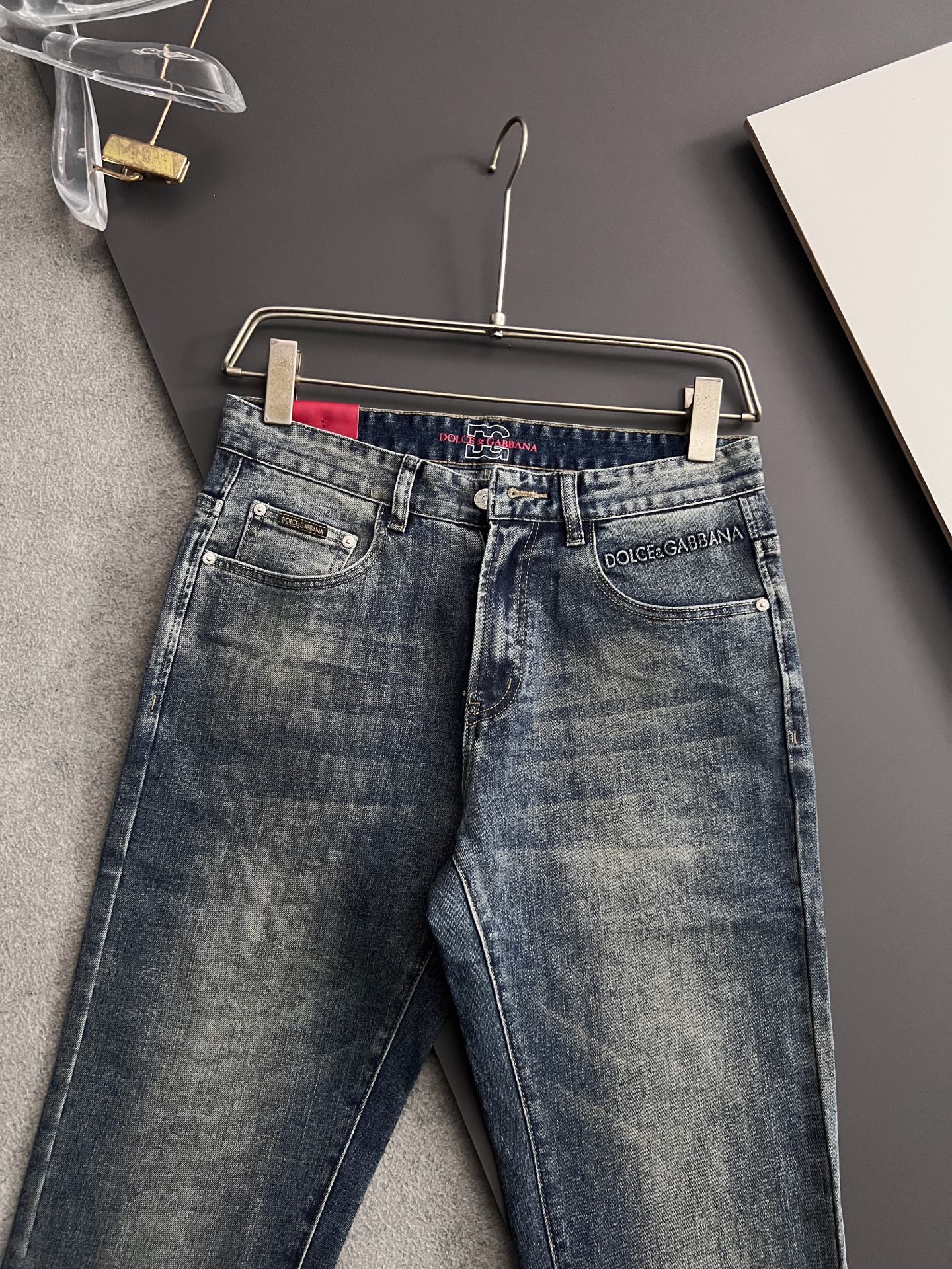 “High-Class Water-Washed Jeans with Unique Design and Comfort Features” - 图片 3
