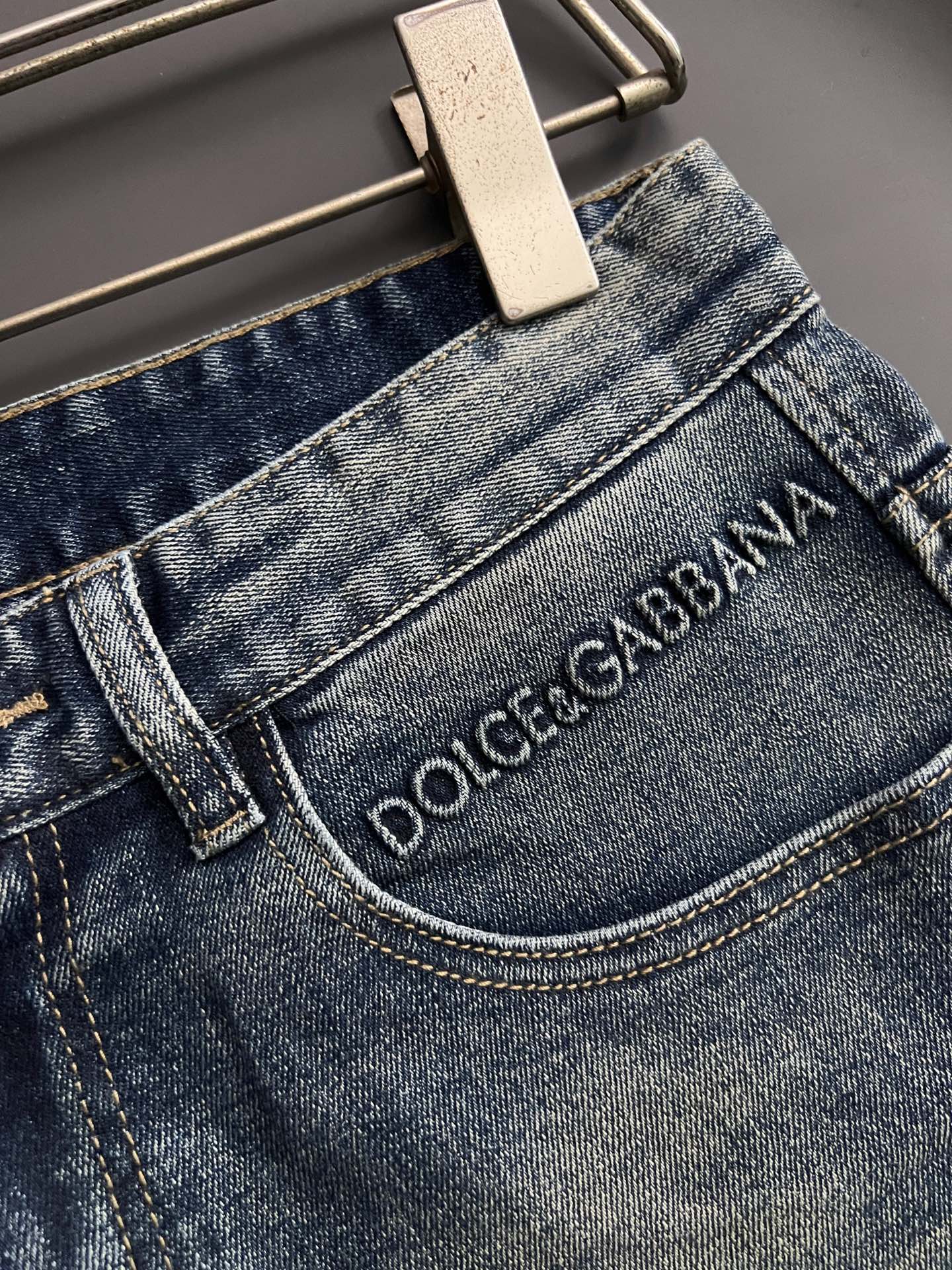 “High-Class Water-Washed Jeans with Unique Design and Comfort Features” - 图片 4