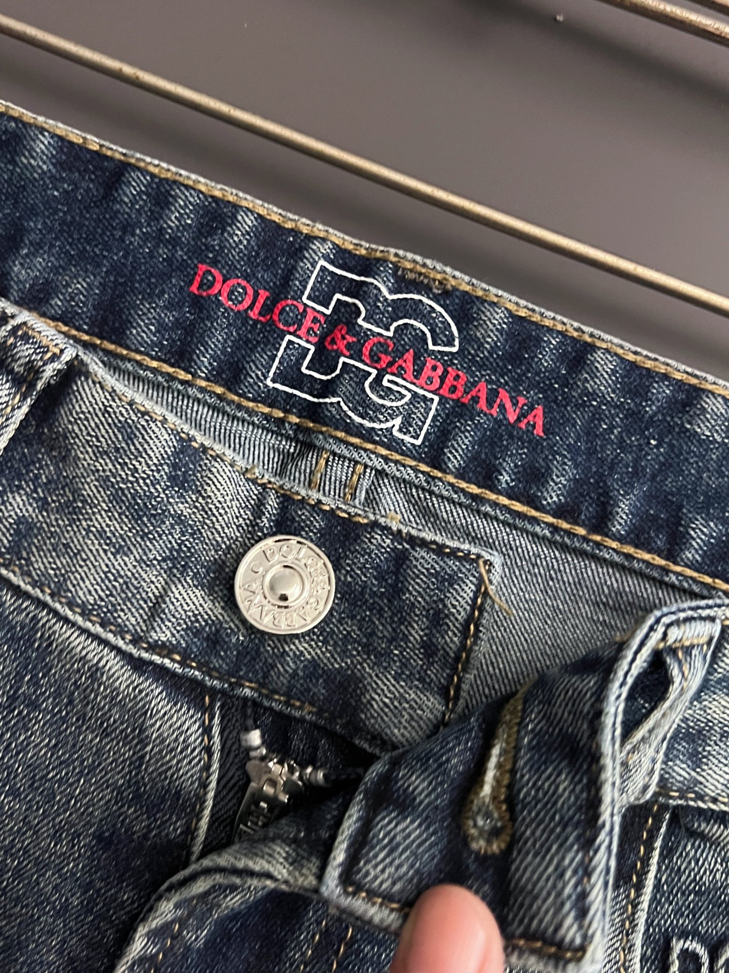 “High-Class Water-Washed Jeans with Unique Design and Comfort Features” - 图片 5
