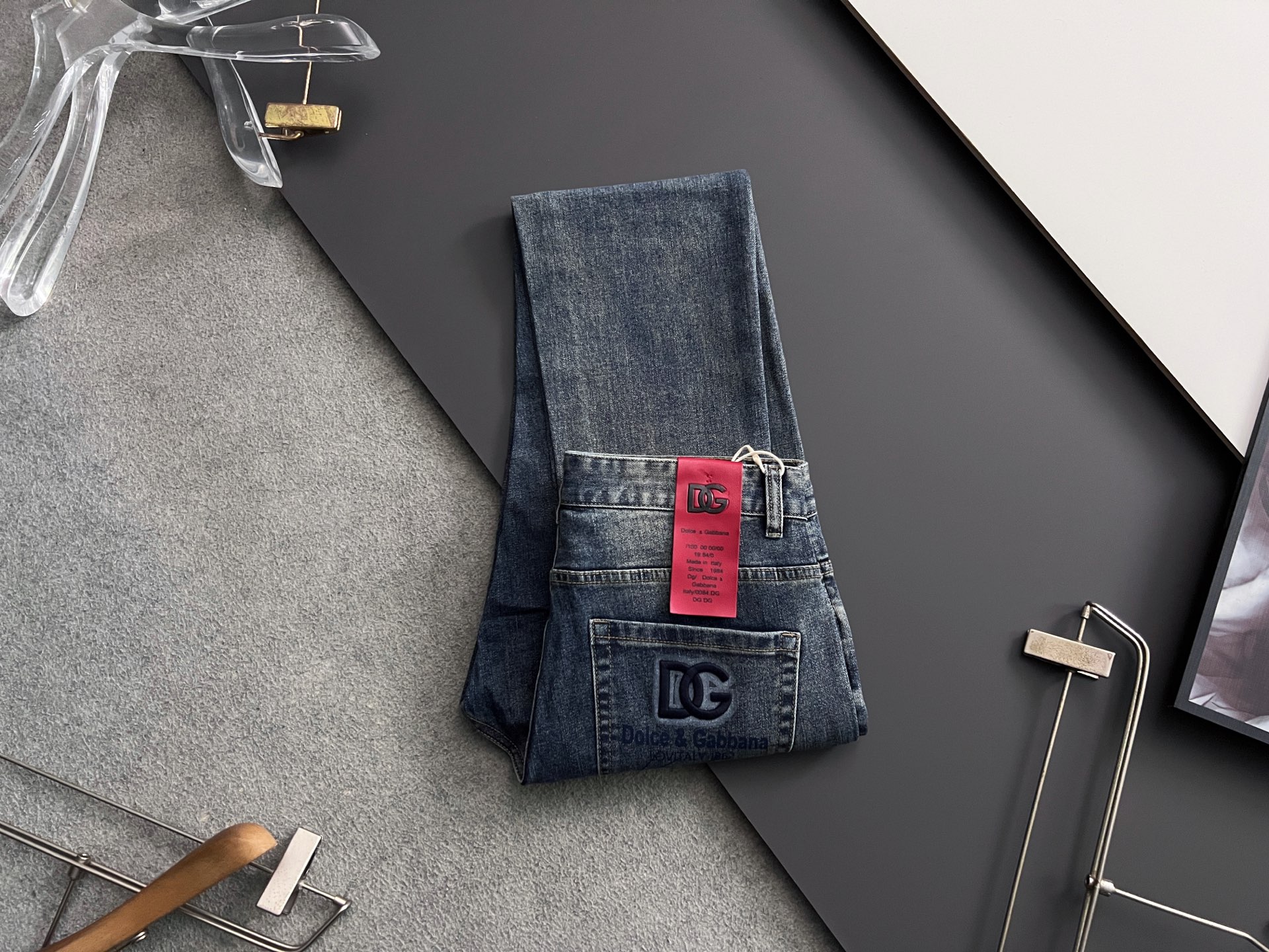 “High-Class Water-Washed Jeans with Unique Design and Comfort Features” - 图片 9