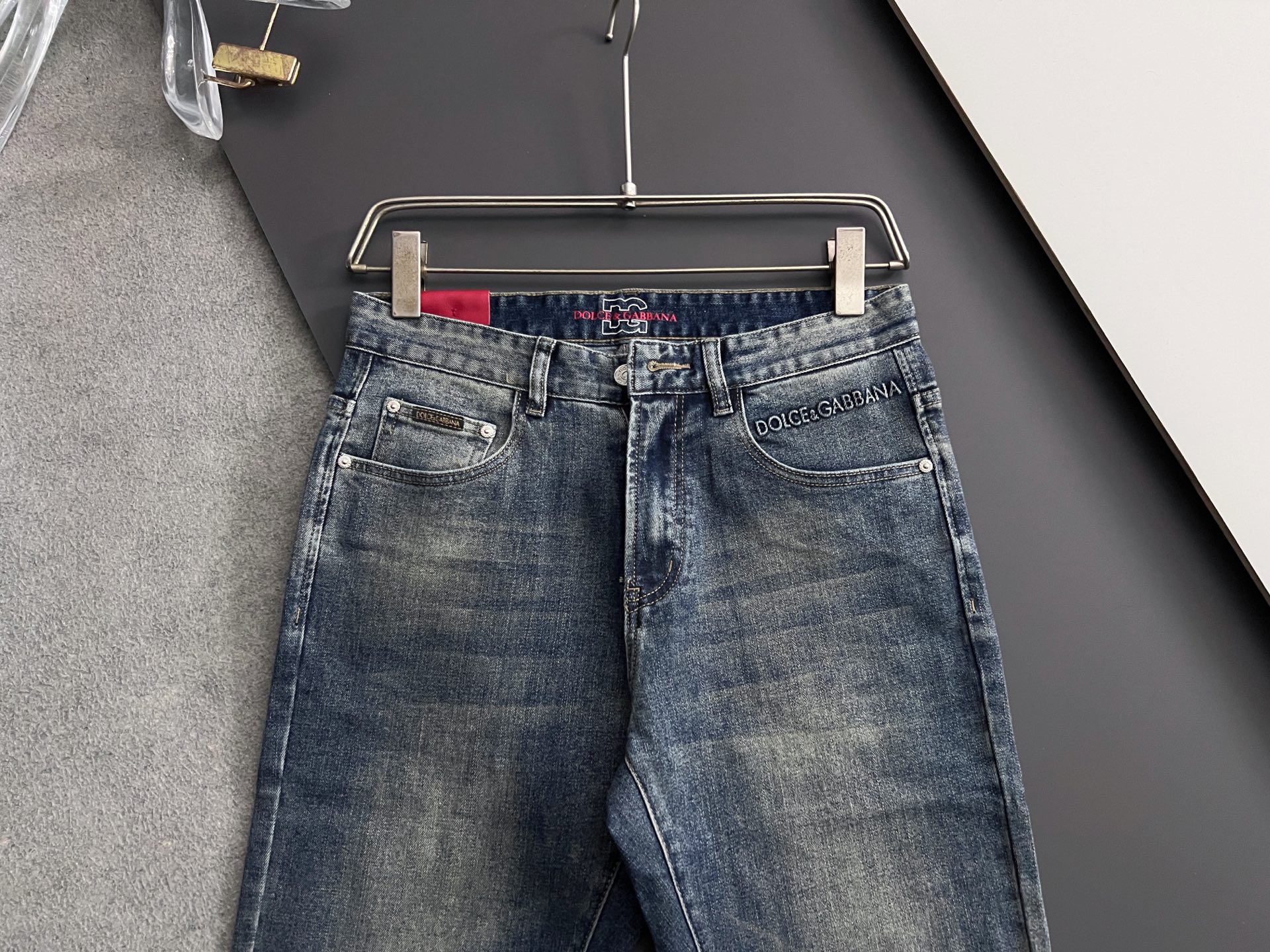 “High-Class Water-Washed Jeans with Unique Design and Comfort Features” - 图片 2