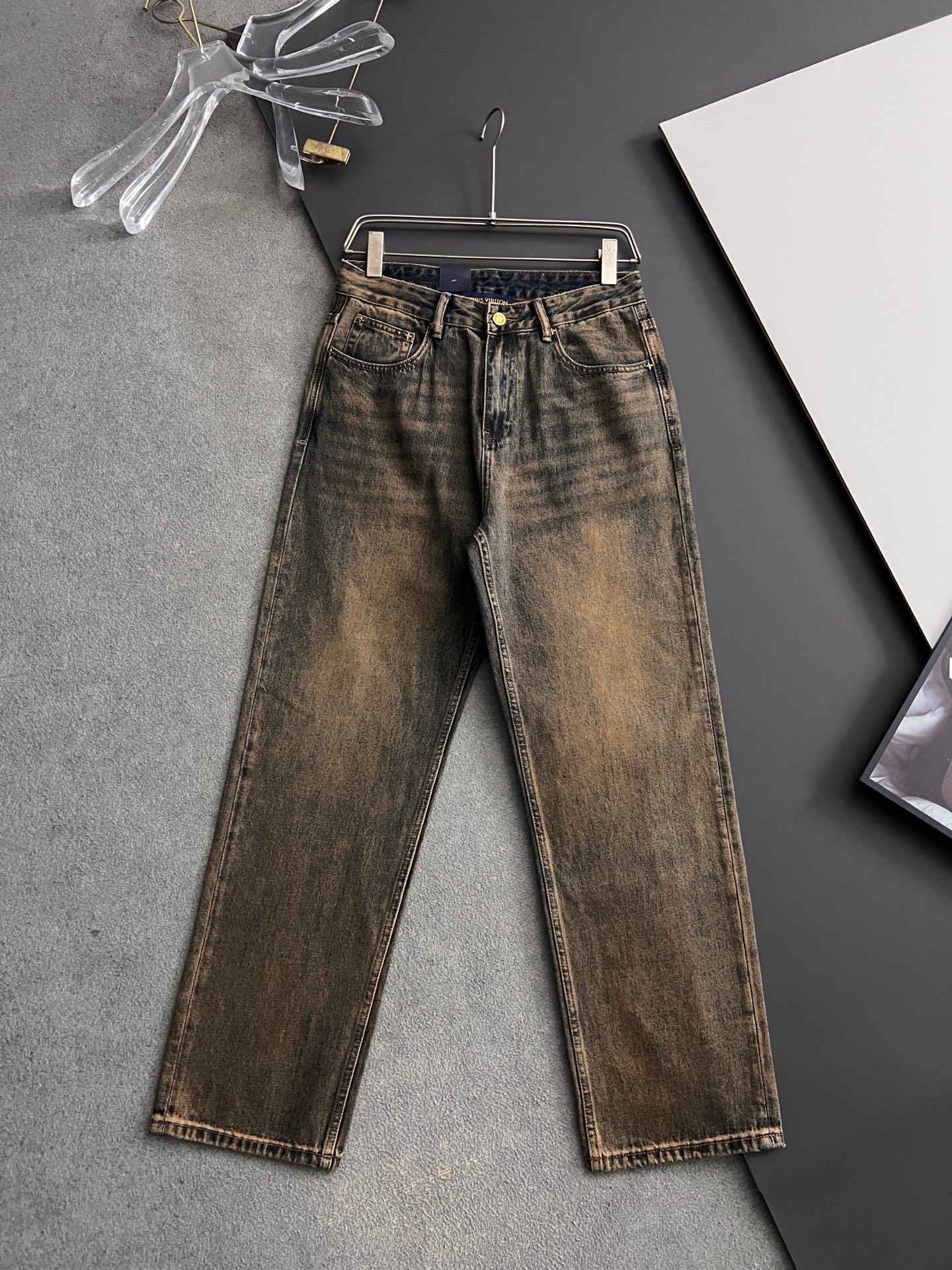 NO:513443,Quality unit 1V* 25SS New blue denim cotton jeans This style shows an innovative denim fabric made by following the concept of regeneration agriculture. It is carefully made of black cotton blended twill fabric, and is available at the same time on the official website. Imported original washing micro-stretch fabric, original hardware engraved logo, metal buttons are decorated with logo, laser faded style, retro effect, complete cotton, cut with the original version to present a retro effect, create a delicate and fashionable shape, complete three standards. Please refer to the care instructions on the clothing label for maintenance and extend the service life. In order to maintain the product quality, please wash the reverse side, wash as little as possible, and place the ventilated place flat. The color of denim fabric will gradually become lighter and more distinctive. Maintenance: The washing temperature must not exceed 30℃, do not bleach, the ironing temperature must not exceed 100℃, do not dry. Do not dry. Do not dry. Color: Light Dream Series  Pants size 28-38 (35, 37), jeans,alexander wang19860909品质元单1V* 25SS 新款蓝色牛仔棉质牛仔裤 这款展现遵循再生农业理念制成的创新牛仔面料.采用黑色棉质混纺斜纹面料精心制作,官网同步有售,进口原版水洗微弹力面料,原版五金刻字Logo金属扣 ,金属纽扣饰有Logo标志激光褪色风格复古效果全棉,与原版一致裁剪呈现复古效果 打造精致时尚的造型,三标齐全 请参照服装标签上的护理说明进行保养,延长使用寿命.为了保持产品品质,请反面洗涤,尽量少洗,通风处平放晾晒.牛仔面料颜色会逐渐变浅,更具特色 保养:洗涤温度不得超过30℃,请勿漂白,熨烫温度不得超过100℃,请勿烘干.请勿干洗. 颜色:浅梦系 裤子尺码28-38（35、37）,,jeans,alexander wang,Men's clothing