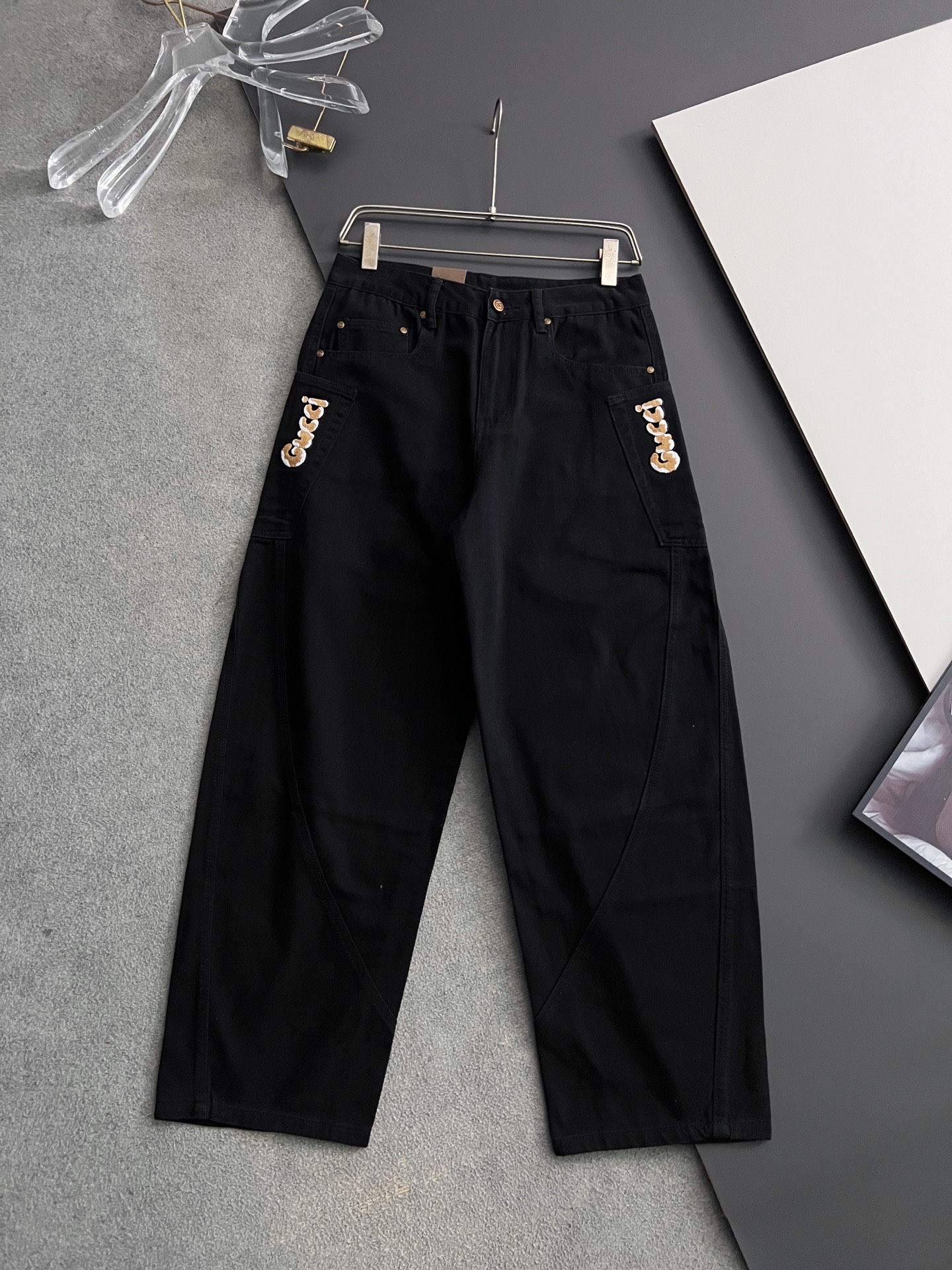 NO:513440,Quality Unit Gucc* 25SS New Blue Denim Cotton Jeans This model shows an innovative denim fabric made by following the concept of regeneration agriculture. It is carefully made of black cotton blended twill fabric, and is available at the same time on the official website. Imported original washable micro-stretch fabric, original hardware engraved logo, metal buttons are decorated with logo, laser faded style, retro effect, complete with the original version, creating a delicate and fashionable shape, with complete three standards. Please refer to the care instructions on the clothing label for maintenance and extend the service life. In order to maintain the product quality, please wash the reverse side, wash as little as possible, and place the ventilated place flat. The color of denim fabric will gradually become lighter and more distinctive. Maintenance: The washing temperature must not exceed 30℃, do not bleach, the ironing temperature must not exceed 100℃, do not dry. Do not dry. Do not clean. Color: Light Dream Series  Pants size 28-38 (35, 37), gucci, jeans, alexander wang19860909品质元单Gucc* 25SS 新款蓝色牛仔棉质牛仔裤 这款展现遵循再生农业理念制成的创新牛仔面料.采用黑色棉质混纺斜纹面料精心制作,官网同步有售,进口原版水洗微弹力面料,原版五金刻字Logo金属扣 ,金属纽扣饰有Logo标志激光褪色风格复古效果全棉,与原版一致裁剪呈现复古效果 打造精致时尚的造型,三标齐全 请参照服装标签上的护理说明进行保养,延长使用寿命.为了保持产品品质,请反面洗涤,尽量少洗,通风处平放晾晒.牛仔面料颜色会逐渐变浅,更具特色 保养:洗涤温度不得超过30℃,请勿漂白,熨烫温度不得超过100℃,请勿烘干.请勿干洗. 颜色:浅梦系 裤子尺码28-38（35、37）,,gucci,jeans,alexander wang,Men's clothing