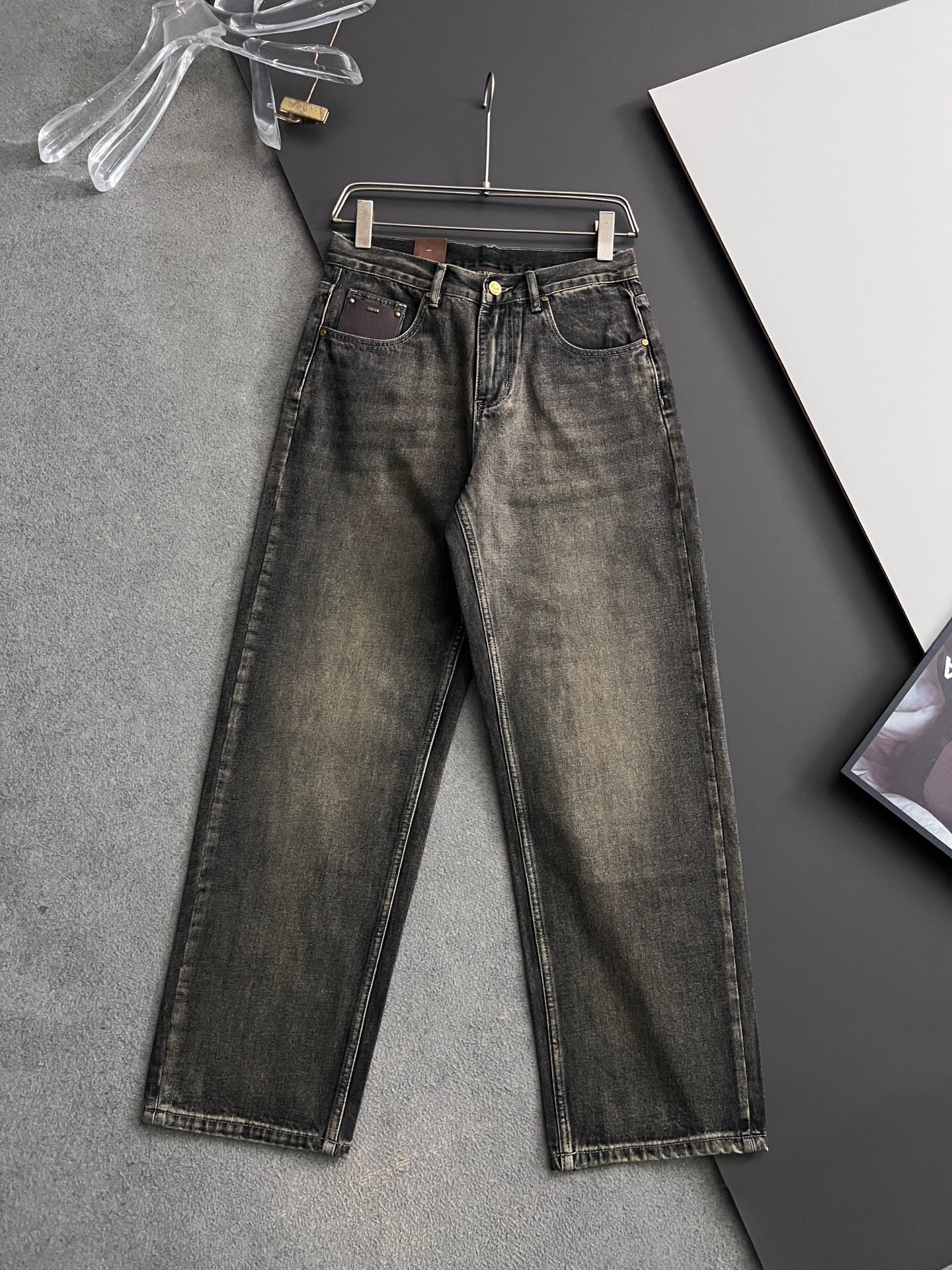 NO:513437,Quality unit 1V* 25SS New blue denim cotton jeans This style shows an innovative denim fabric made by following the concept of regeneration agriculture. It is carefully made of black cotton blended twill fabric, and is available at the same time on the official website. Imported original washing micro-stretch fabric, original hardware engraved logo, metal buttons are decorated with logo, laser faded style, retro effect, complete cotton, cut with the original version to present a retro effect, create a delicate and fashionable shape, complete three standards. Please refer to the care instructions on the clothing label for maintenance and extend the service life. In order to maintain the product quality, please wash the reverse side, wash as little as possible, and place the ventilated place flat. The color of denim fabric will gradually become lighter and more distinctive. Maintenance: The washing temperature must not exceed 30℃, do not bleach, the ironing temperature must not exceed 100℃, do not dry. Do not dry. Do not dry. Color: Light Dream Series  Pants size 28-38 (35, 37), jeans,alexander wang19860909品质元单1V* 25SS 新款蓝色牛仔棉质牛仔裤 这款展现遵循再生农业理念制成的创新牛仔面料.采用黑色棉质混纺斜纹面料精心制作,官网同步有售,进口原版水洗微弹力面料,原版五金刻字Logo金属扣 ,金属纽扣饰有Logo标志激光褪色风格复古效果全棉,与原版一致裁剪呈现复古效果 打造精致时尚的造型,三标齐全 请参照服装标签上的护理说明进行保养,延长使用寿命.为了保持产品品质,请反面洗涤,尽量少洗,通风处平放晾晒.牛仔面料颜色会逐渐变浅,更具特色 保养:洗涤温度不得超过30℃,请勿漂白,熨烫温度不得超过100℃,请勿烘干.请勿干洗. 颜色:浅梦系 裤子尺码28-38（35、37）,,jeans,alexander wang,Men's clothing