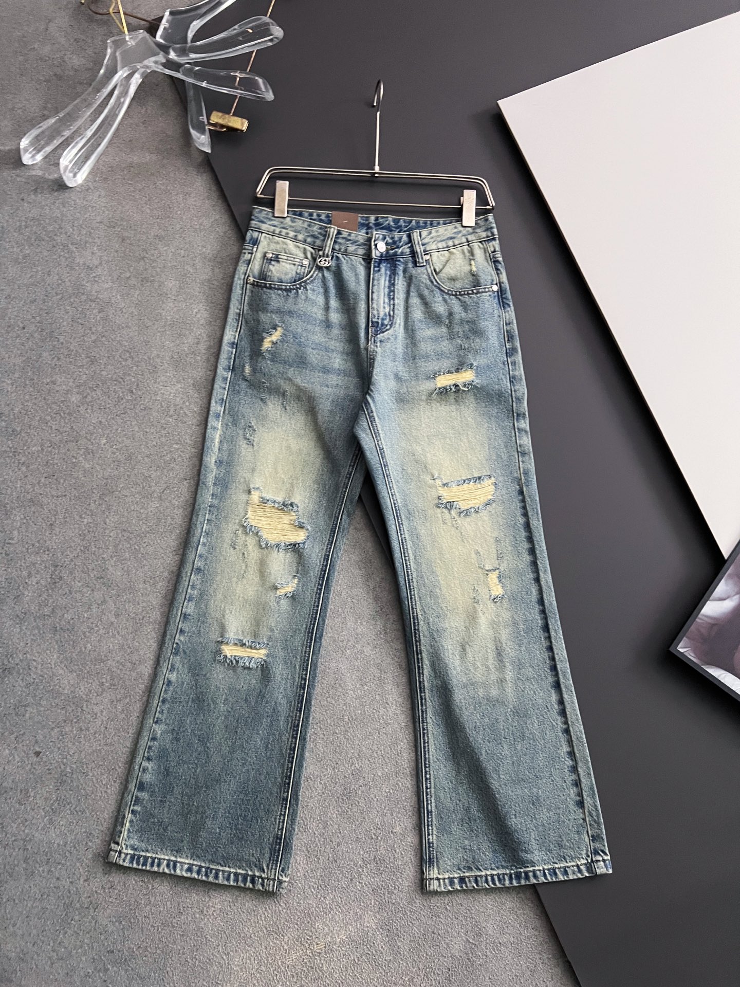 NO:513434,Quality Unit Gucc* 25SS New Blue Denim Cotton Jeans This model shows an innovative denim fabric made by following the concept of regeneration agriculture. It is carefully made of black cotton blended twill fabric, and is available at the same time on the official website. Imported original washable micro-stretch fabric, original hardware engraved logo, metal buttons are decorated with logo, laser faded style, retro effect, complete with the original version, creating a delicate and fashionable shape, with complete three standards. Please refer to the care instructions on the clothing label for maintenance and extend the service life. In order to maintain the product quality, please wash the reverse side, wash as little as possible, and place the ventilated place flat. The color of denim fabric will gradually become lighter and more distinctive. Maintenance: The washing temperature must not exceed 30℃, do not bleach, the ironing temperature must not exceed 100℃, do not dry. Do not dry. Do not clean. Color: Light Dream Series  Pants size 28-38 (35, 37), gucci, jeans, alexander wang19860909品质元单Gucc* 25SS 新款蓝色牛仔棉质牛仔裤 这款展现遵循再生农业理念制成的创新牛仔面料.采用黑色棉质混纺斜纹面料精心制作,官网同步有售,进口原版水洗微弹力面料,原版五金刻字Logo金属扣 ,金属纽扣饰有Logo标志激光褪色风格复古效果全棉,与原版一致裁剪呈现复古效果 打造精致时尚的造型,三标齐全 请参照服装标签上的护理说明进行保养,延长使用寿命.为了保持产品品质,请反面洗涤,尽量少洗,通风处平放晾晒.牛仔面料颜色会逐渐变浅,更具特色 保养:洗涤温度不得超过30℃,请勿漂白,熨烫温度不得超过100℃,请勿烘干.请勿干洗. 颜色:浅梦系 裤子尺码28-38（35、37）,,gucci,jeans,alexander wang,Men's clothing