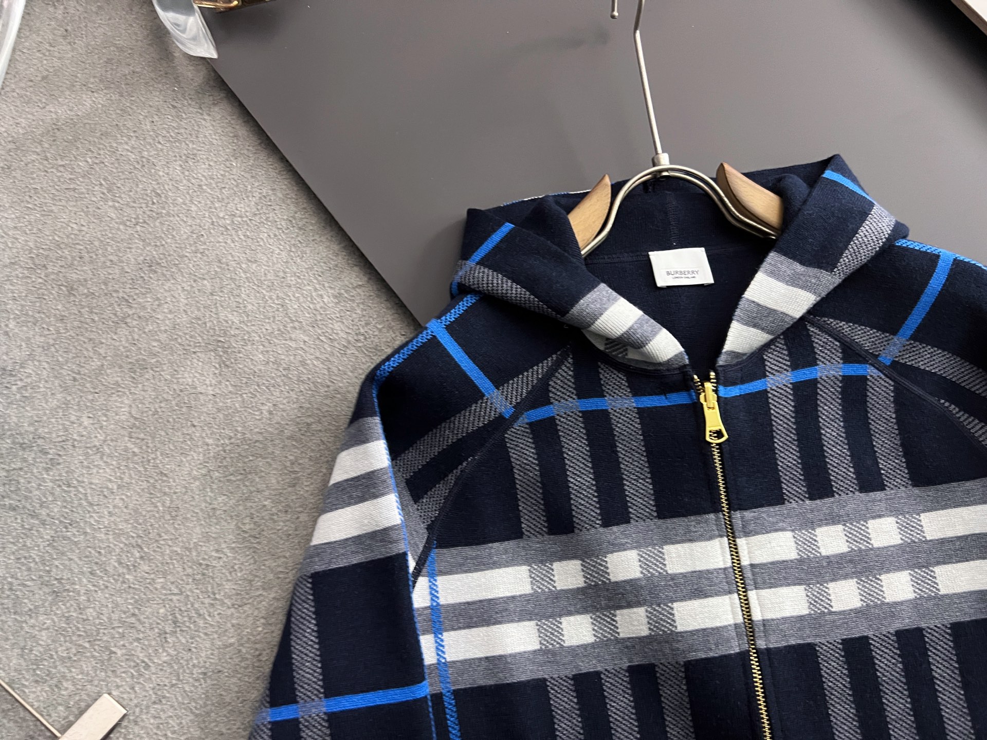 New Men and Women Cog Weasel Shirts with Colored Stripes Design - 图片 2