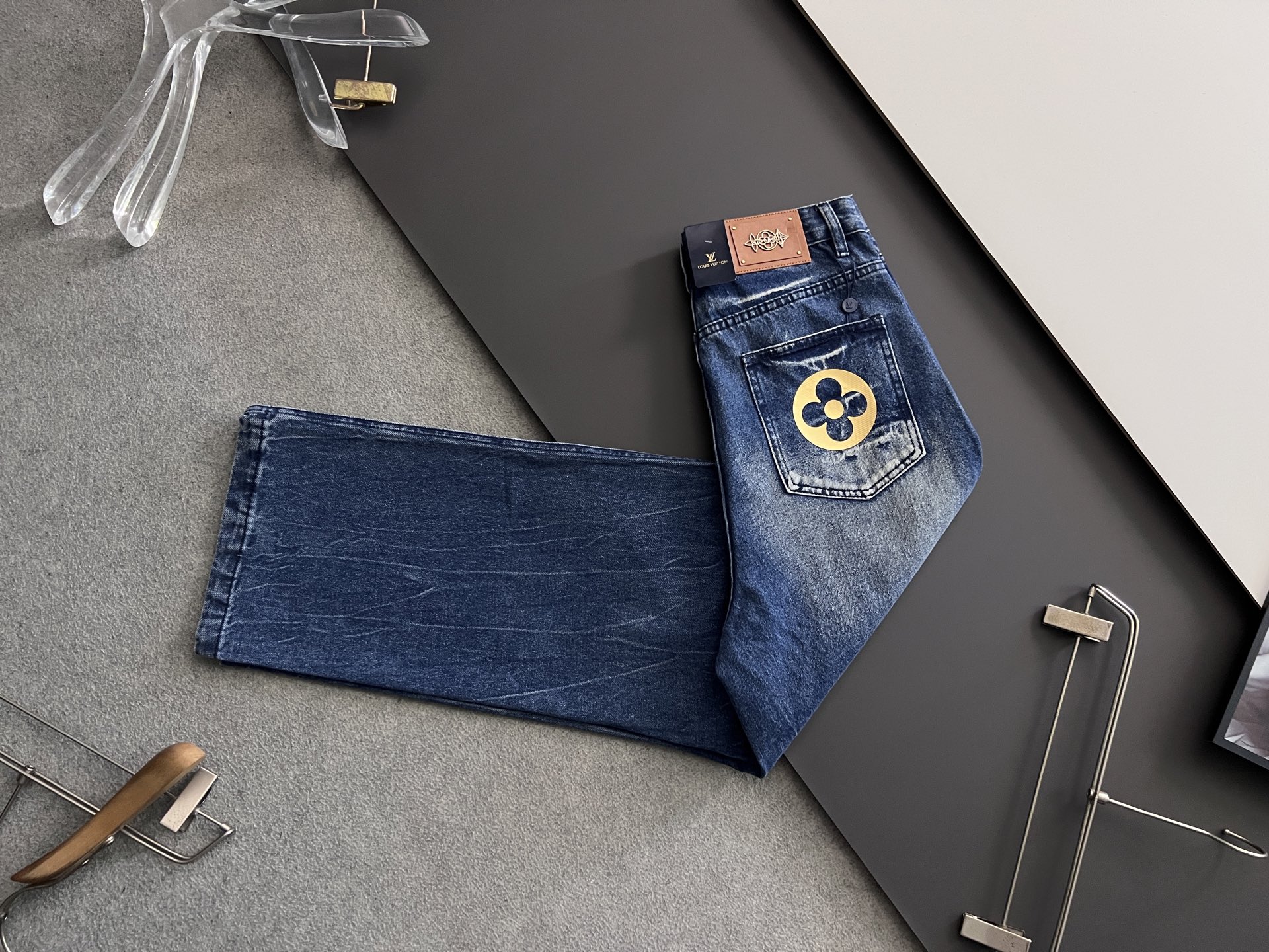 NO:513423,Quality unit 1V* 25SS New blue denim cotton jeans This style shows an innovative denim fabric made by following the concept of regeneration agriculture. It is carefully made of black cotton blended twill fabric, and is available at the same time on the official website. Imported original washing micro-stretch fabric, original hardware engraved logo, metal buttons are decorated with logo, laser faded style, retro effect, complete cotton, cut with the original version to present a retro effect, create a delicate and fashionable shape, complete three standards. Please refer to the care instructions on the clothing label for maintenance and extend the service life. In order to maintain the product quality, please wash the reverse side, wash as little as possible, and place the ventilated place flat. The color of denim fabric will gradually become lighter and more distinctive. Maintenance: The washing temperature must not exceed 30℃, do not bleach, the ironing temperature must not exceed 100℃, do not dry. Do not dry. Do not dry. Color: Light Dream Series  Pants size S-2XL, jeans,alexander wang19860909品质元单1V* 25SS 新款蓝色牛仔棉质牛仔裤 这款展现遵循再生农业理念制成的创新牛仔面料.采用黑色棉质混纺斜纹面料精心制作,官网同步有售,进口原版水洗微弹力面料,原版五金刻字Logo金属扣 ,金属纽扣饰有Logo标志激光褪色风格复古效果全棉,与原版一致裁剪呈现复古效果 打造精致时尚的造型,三标齐全 请参照服装标签上的护理说明进行保养,延长使用寿命.为了保持产品品质,请反面洗涤,尽量少洗,通风处平放晾晒.牛仔面料颜色会逐渐变浅,更具特色 保养:洗涤温度不得超过30℃,请勿漂白,熨烫温度不得超过100℃,请勿烘干.请勿干洗. 颜色:浅梦系 裤子尺码S-2XL,,jeans,alexander wang,Men's clothing