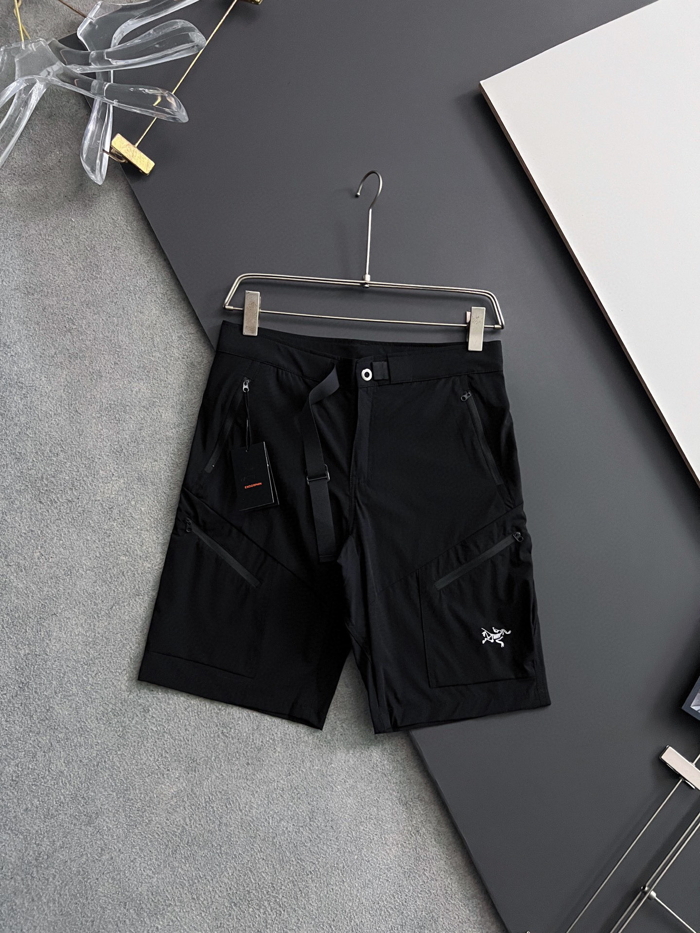 “Men’s Outdoor Exercise Shorts: Classic, Anti-Bacterial, Wrinkle-Free, Modern Urban Style” - 图片 1