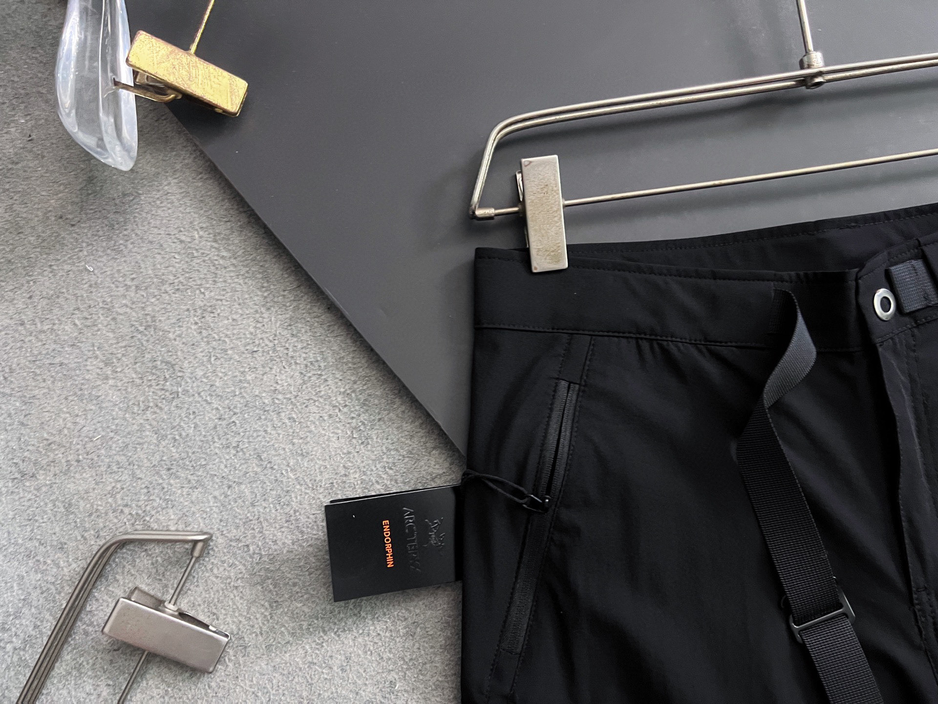 “Men’s Outdoor Exercise Shorts: Classic, Anti-Bacterial, Wrinkle-Free, Modern Urban Style” - 图片 2