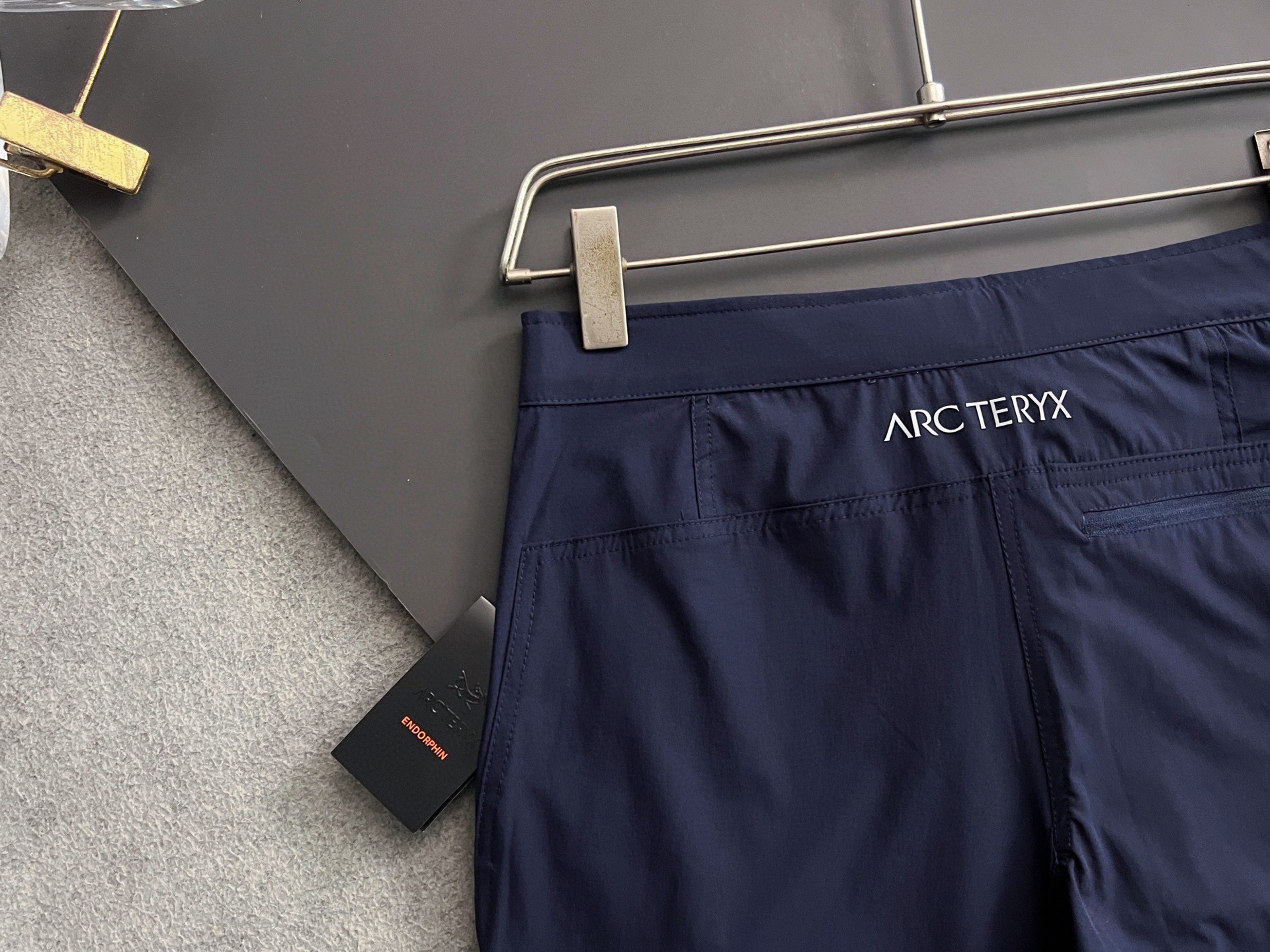 “Men’s Outdoor Exercise Shorts: Classic, Anti-Bacterial, Breathable, Modern Urban Design” - 图片 8