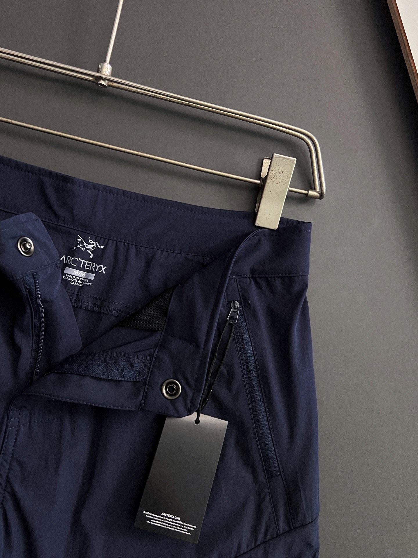 “Men’s Outdoor Exercise Shorts: Classic, Anti-Bacterial, Breathable, Modern Urban Design” - 图片 3