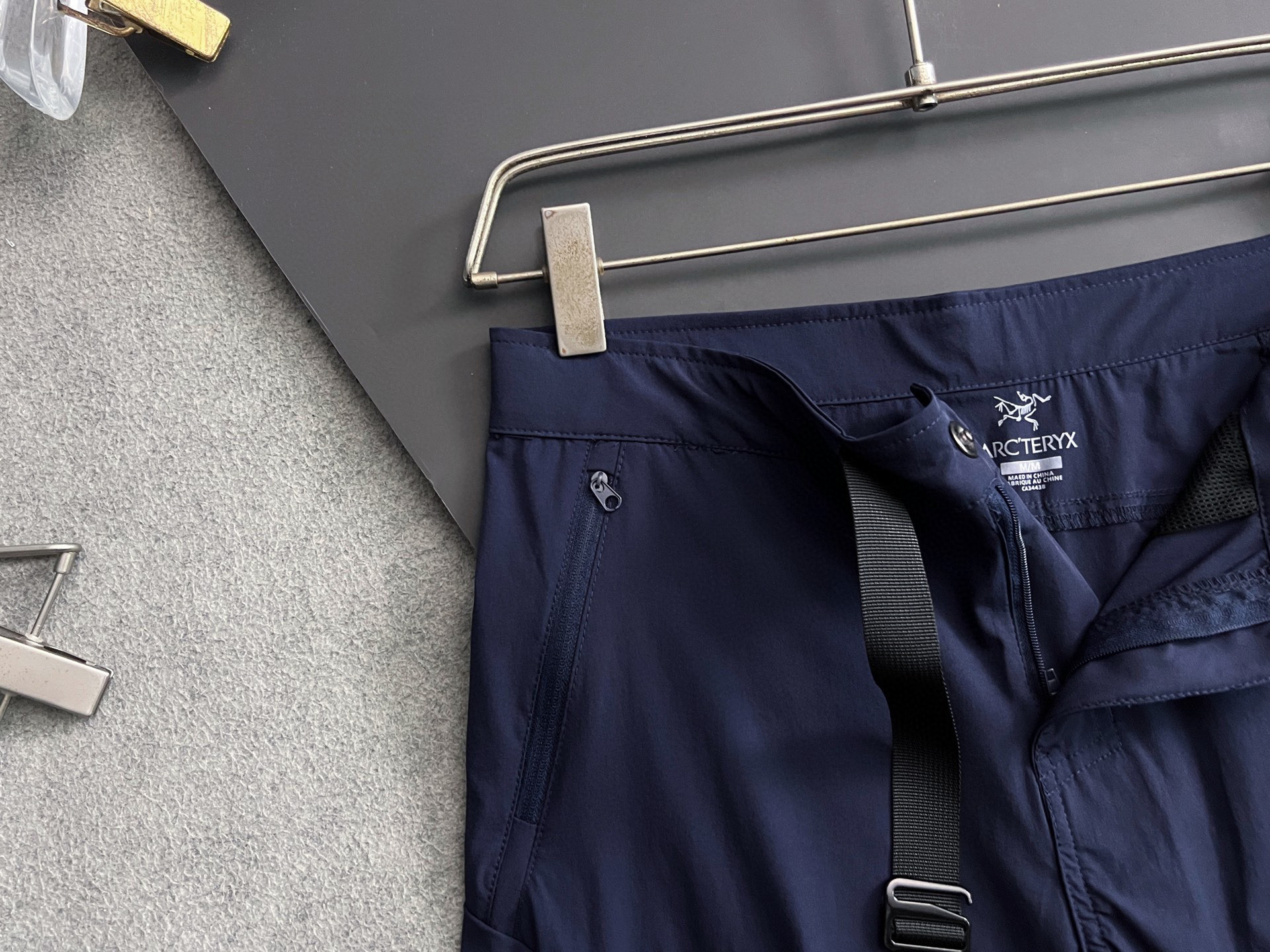 “Men’s Outdoor Exercise Shorts: Classic, Anti-Bacterial, Breathable, Modern Urban Design” - 图片 2
