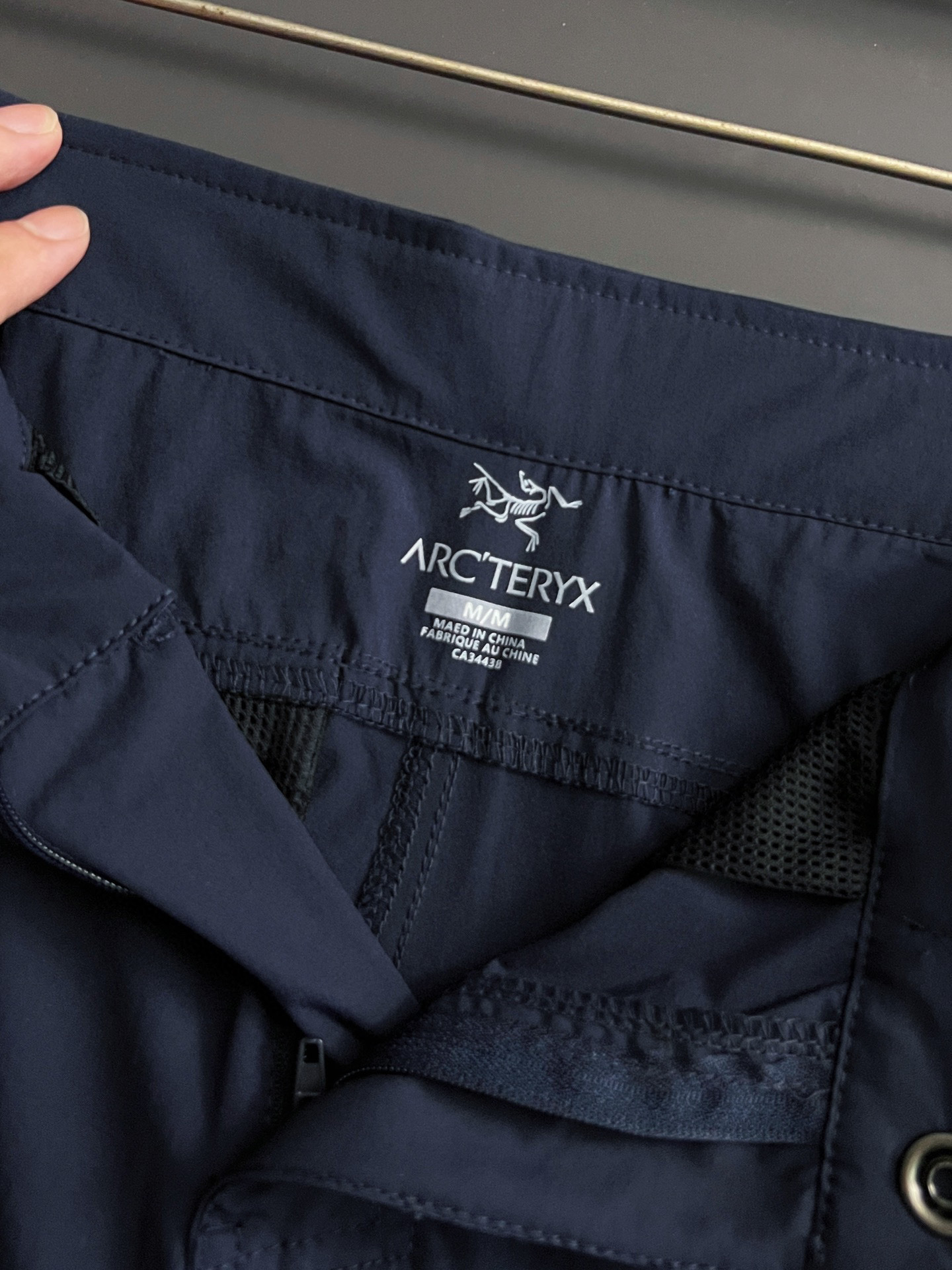 “Men’s Outdoor Exercise Shorts: Classic, Anti-Bacterial, Breathable, Modern Urban Design” - 图片 6