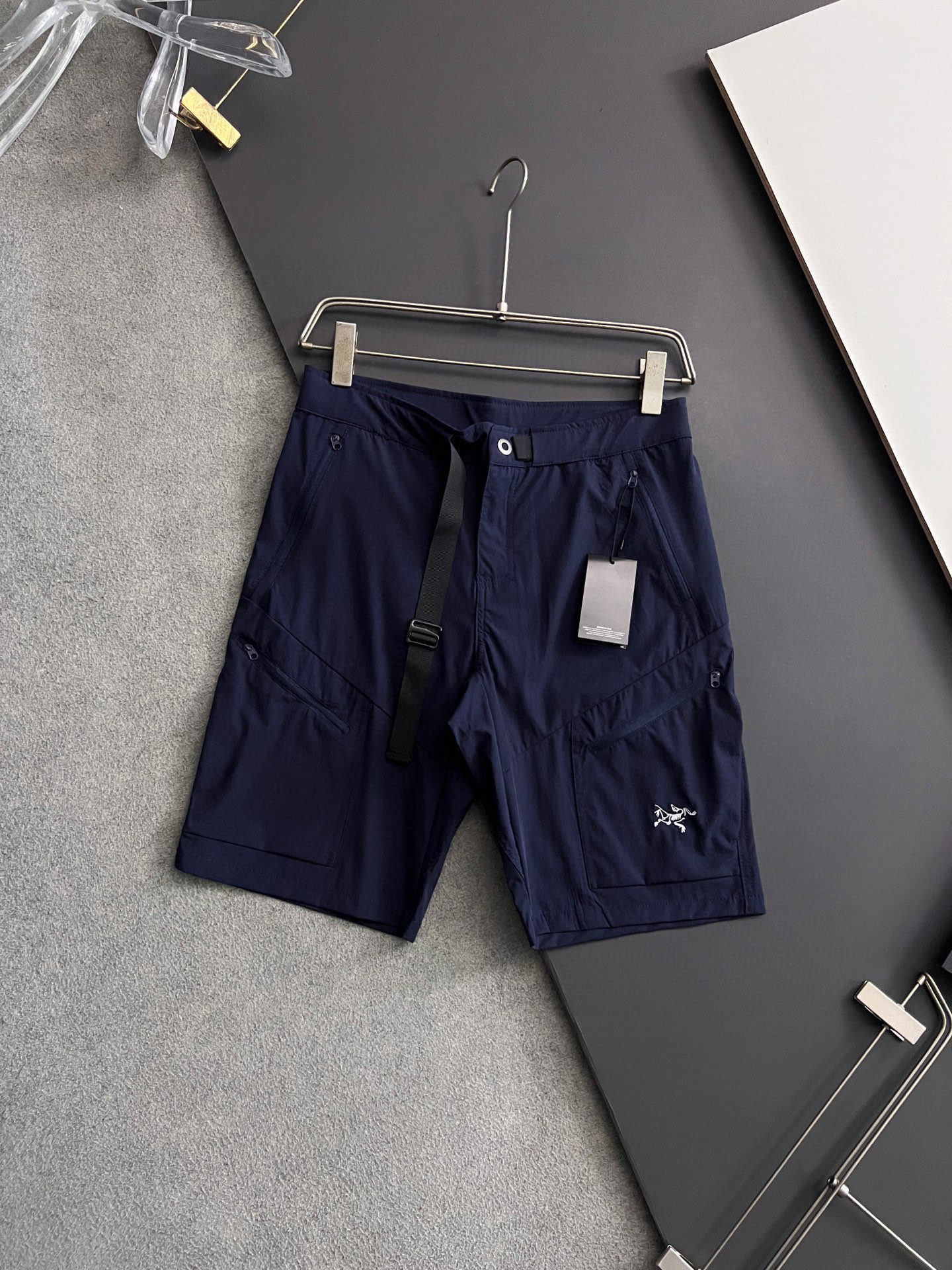 “Men’s Outdoor Exercise Shorts: Classic, Anti-Bacterial, Breathable, Modern Urban Design” - 图片 1