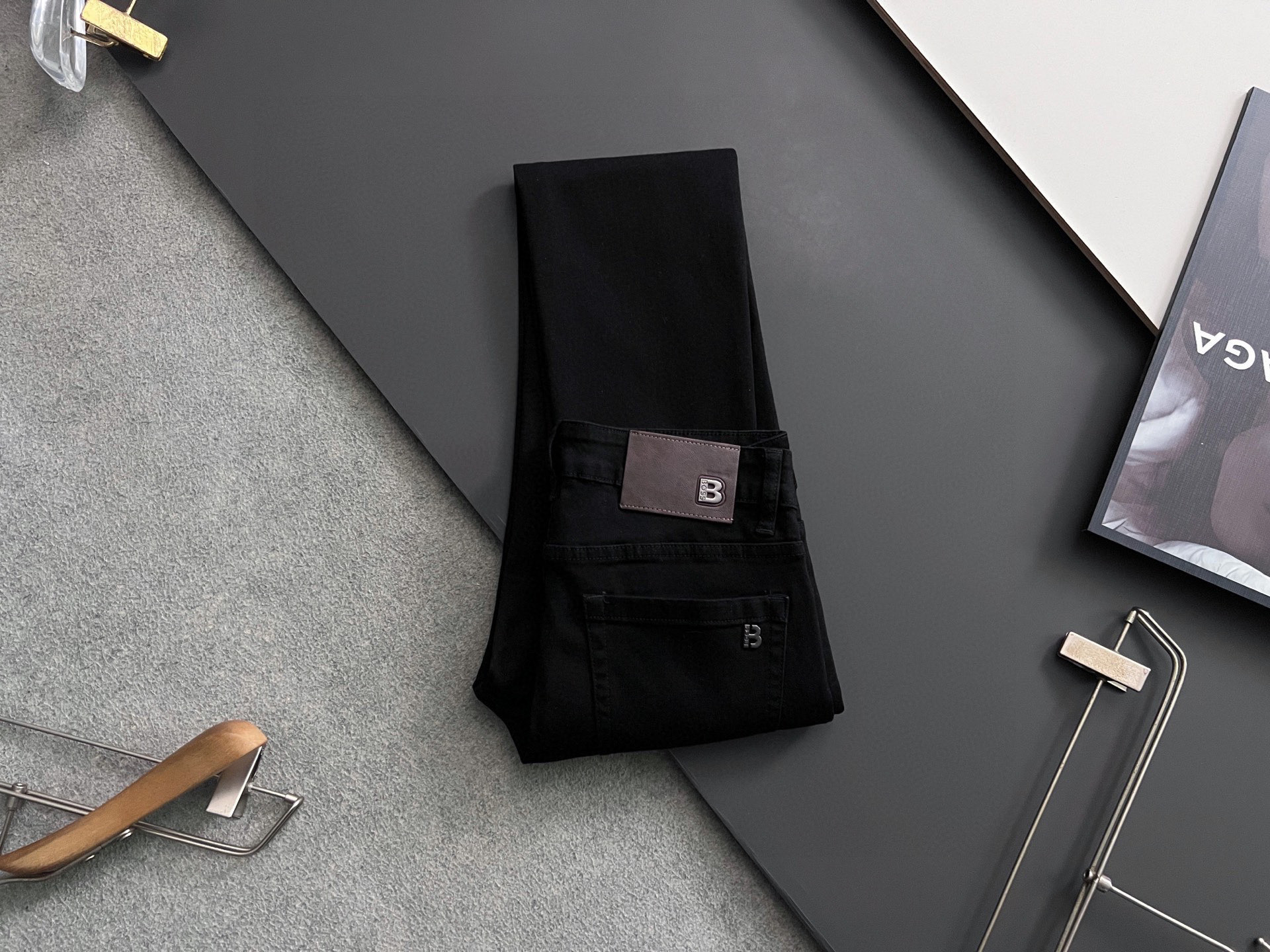 “High-Class Water-Washed Jeans with Unique Design and Comfortable Fabric” - 图片 1