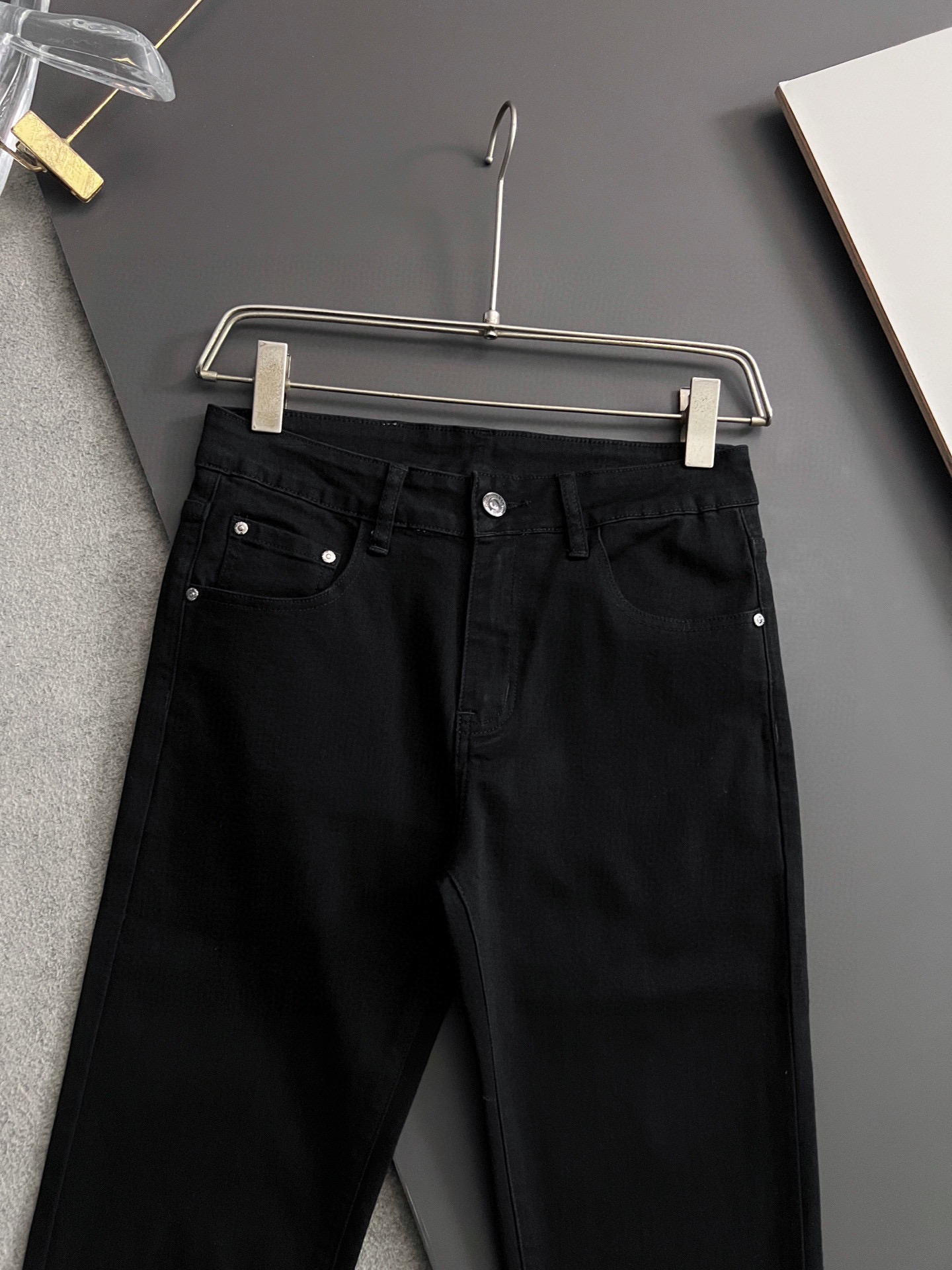 “High-Class Water-Washed Jeans with Unique Design and Comfortable Fabric” - 图片 4