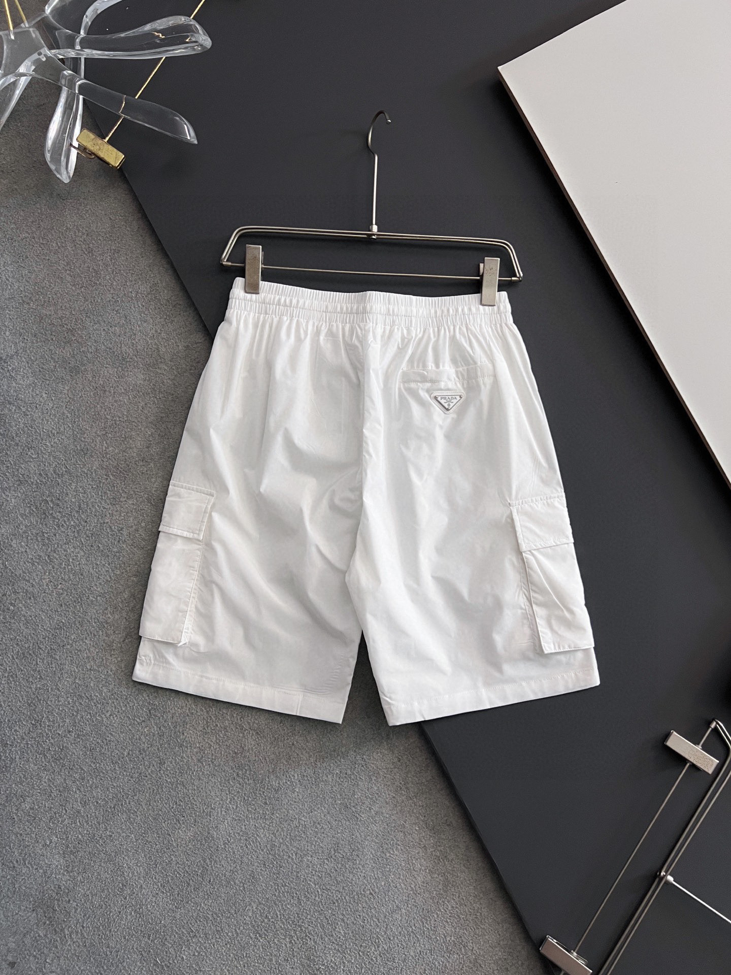 Prad*2025s Half-Sleeve Shorts: New Season Series with Pattern Letter Design, Wide and Light - 图片 9