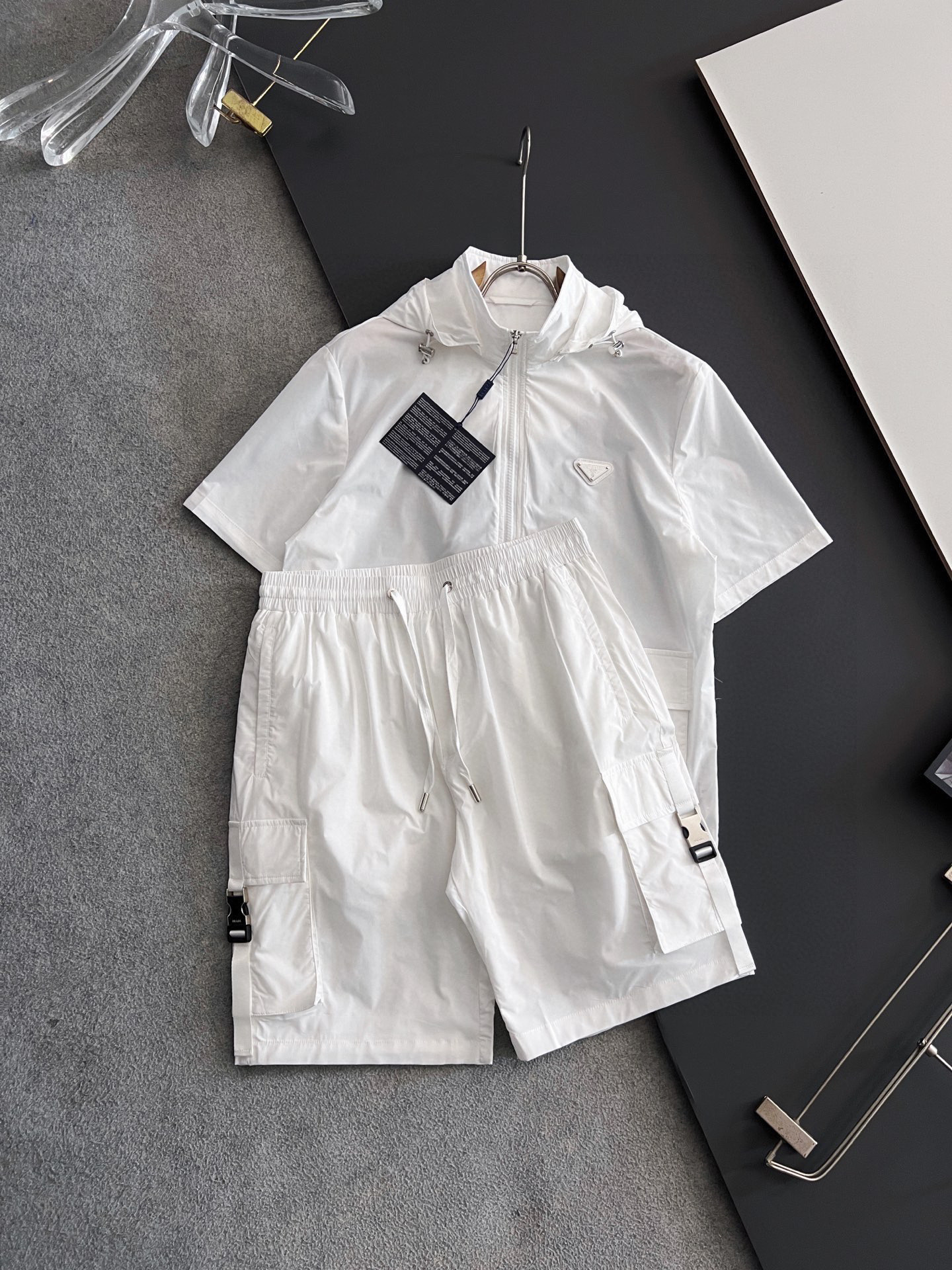 Prad*2025s Half-Sleeve Shorts: New Season Series with Pattern Letter Design, Wide and Light - 图片 1