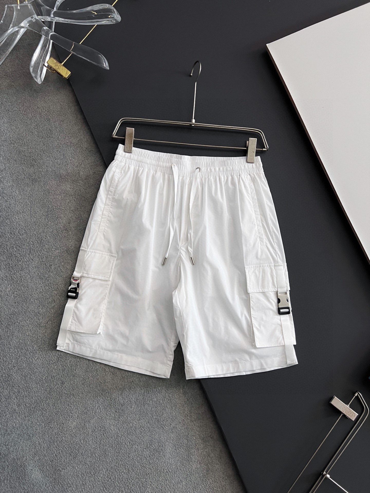 Prad*2025s Half-Sleeve Shorts: New Season Series with Pattern Letter Design, Wide and Light - 图片 8