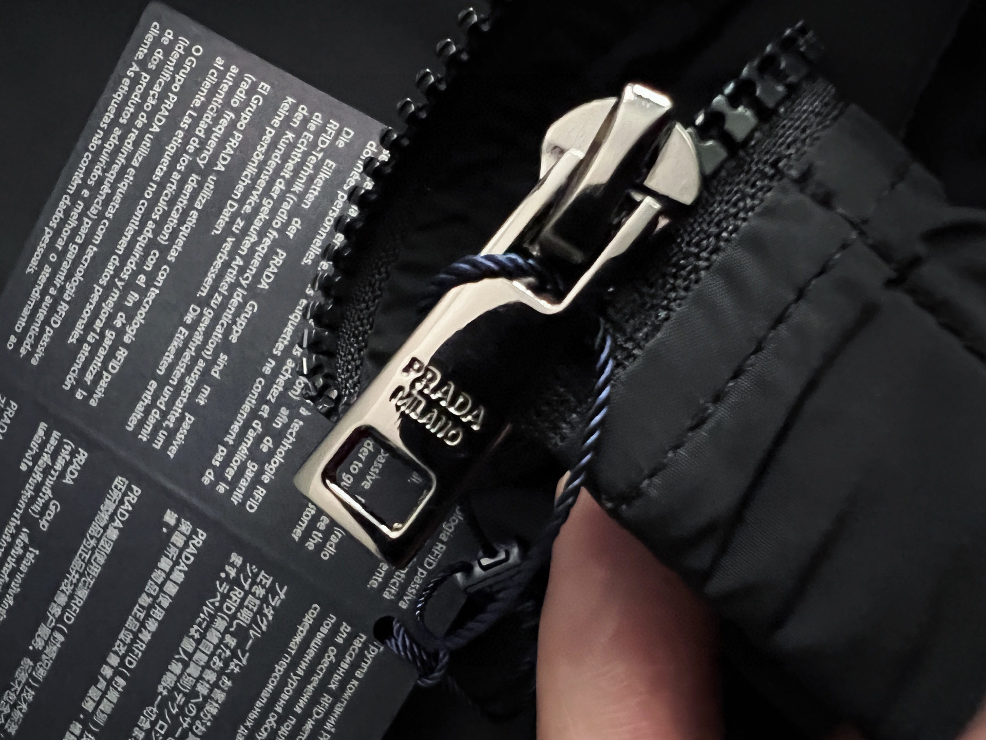 “Prada 2025 Half-Sleeve Shorts Set with Pattern Letter Design, Wide and Light” - 图片 6