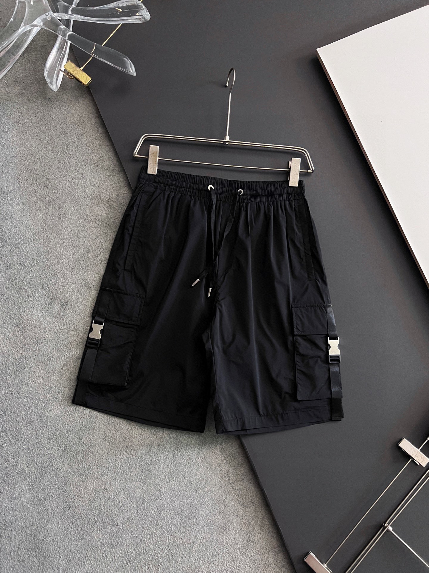 “Prada 2025 Half-Sleeve Shorts Set with Pattern Letter Design, Wide and Light” - 图片 8