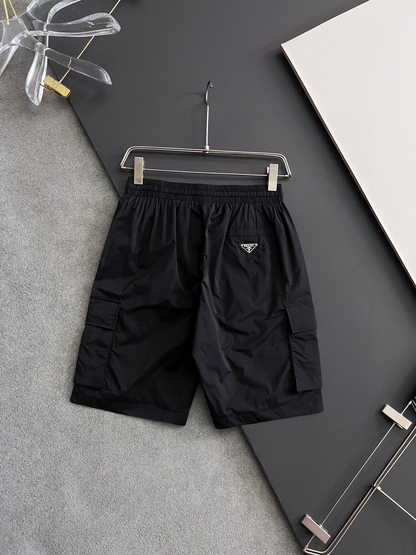 “Prada 2025 Half-Sleeve Shorts Set with Pattern Letter Design, Wide and Light” - 图片 9