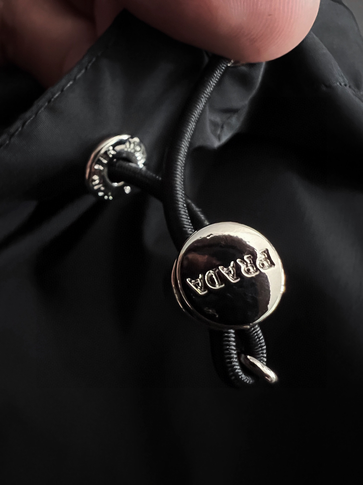 “Prada 2025 Half-Sleeve Shorts Set with Pattern Letter Design, Wide and Light” - 图片 3