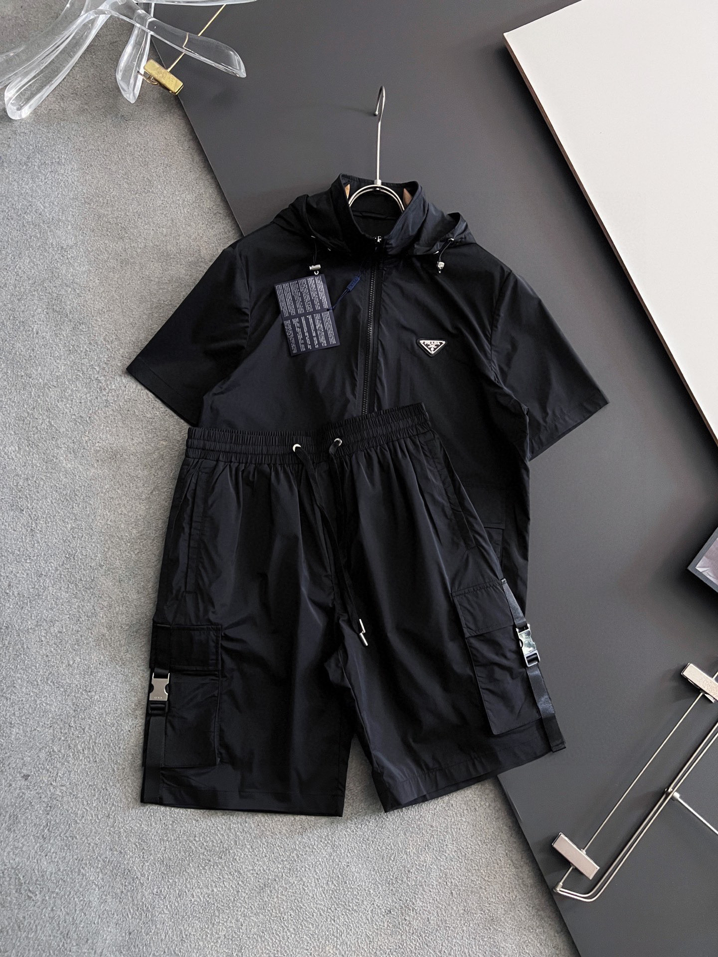 “Prada 2025 Half-Sleeve Shorts Set with Pattern Letter Design, Wide and Light” - 图片 1