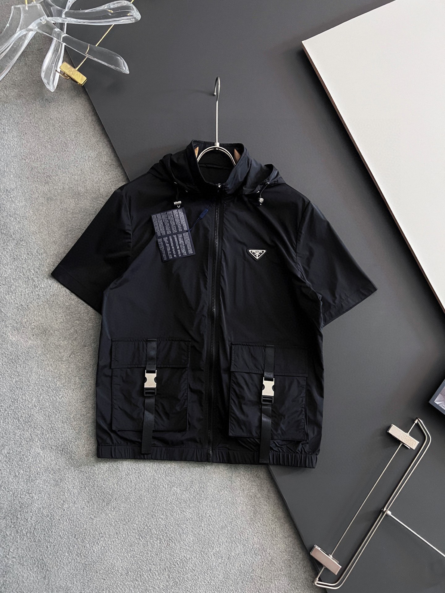 “Prada 2025 Half-Sleeve Shorts Set with Pattern Letter Design, Wide and Light” - 图片 2