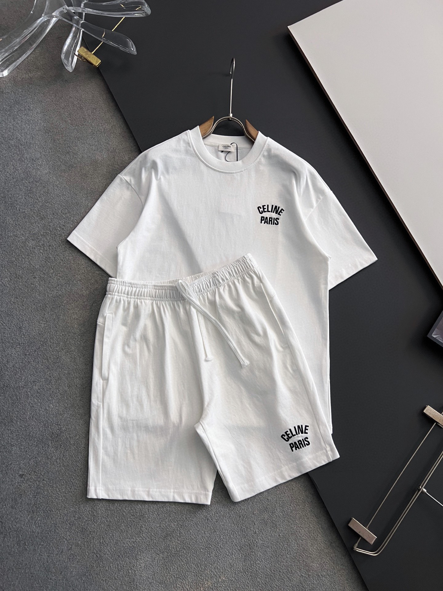 NO:498802,) Set Cel, 2025 spring and summer new short-sleeved T-shirt for men and women!  Logo embroidery design!  The most designed and selected customer-supplied cotton fabrics are soft and skin-friendly, comfortable and breathable, and you can’t picky about the physical objects!  Loose, small, shoulder-dead round neck cut, genderless couple mixed styles, opening up a new fashion charm!  Differentiate the market version of the high-end custom series!  Size S-XL loose, T-shirt,tees,t-shirt,alexander wang19860909）套装Cel、 2025春夏新款男女同款短袖T恤！logo刺绣设计！极具设计精选客供全棉面料,手感柔软亲肤,着身舒适透气性都无法挑剔,实物绝对会让你爱不释手！宽松小落肩的圆领版型裁剪,无性别主义的情侣混穿款式,打开全新的时装新韵味！区别市场版本高定系列！尺码S- XL宽松,,T-shirt,tees，t-shirt,alexander wang,Men's clothing