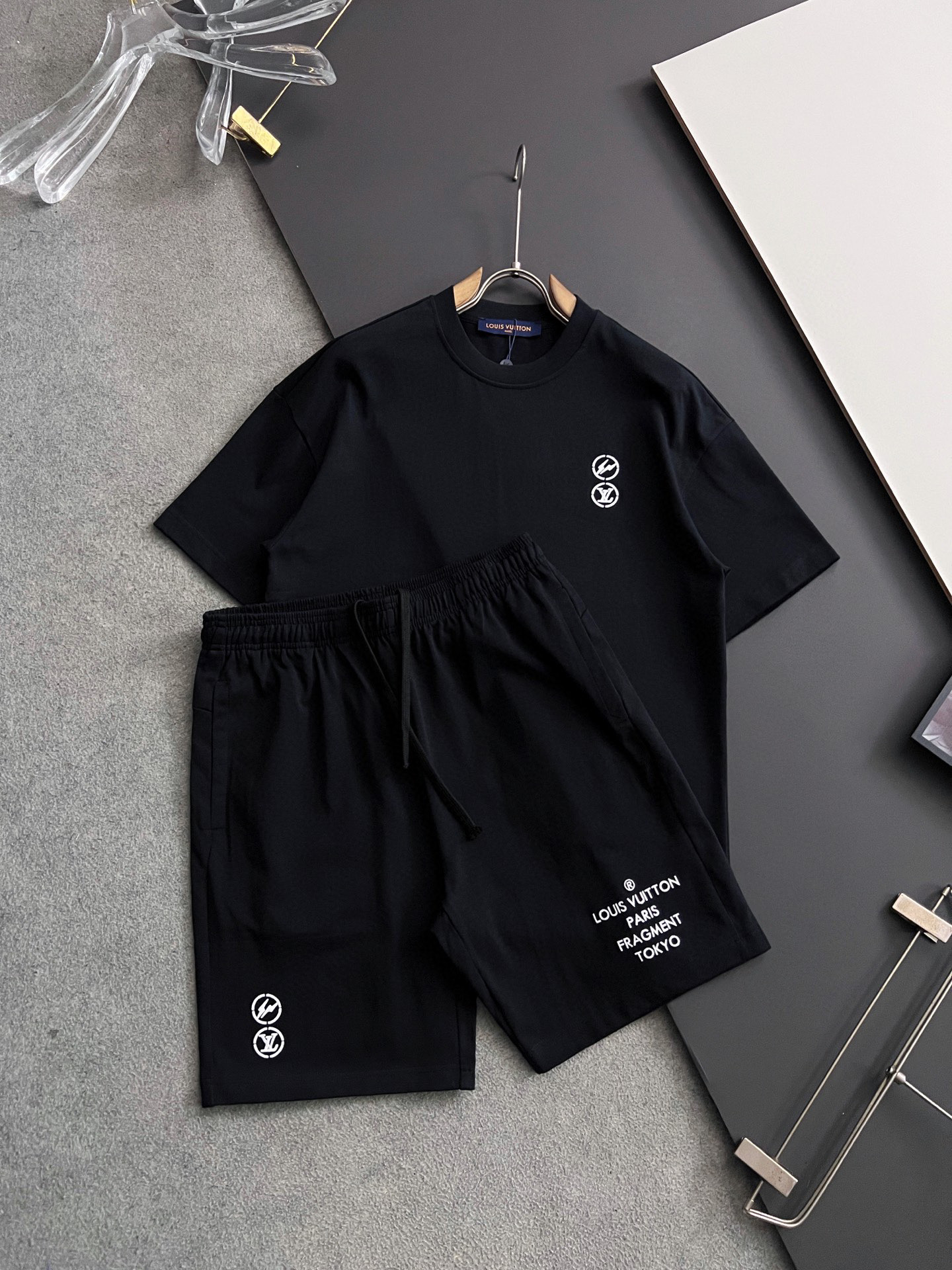 NO:498824,) Set 1V, 2025 spring and summer new short-sleeved T-shirt for men and women!  Logo embroidery design!  The most designed and selected customer-supplied cotton fabrics are soft and skin-friendly, comfortable and breathable, and you can’t picky about the physical objects!  Loose, small, shoulder-dead round neck cut, genderless couple mixed styles, opening up a new fashion charm!  Differentiate the market version of the high-end custom series!  Size S-XL loose, T-shirt,tees,t-shirt,alexander wang19860909）套装1V、 2025春夏新款男女同款短袖T恤！logo刺绣设计！极具设计精选客供全棉面料,手感柔软亲肤,着身舒适透气性都无法挑剔,实物绝对会让你爱不释手！宽松小落肩的圆领版型裁剪,无性别主义的情侣混穿款式,打开全新的时装新韵味！区别市场版本高定系列！尺码S- XL宽松,,T-shirt,tees，t-shirt,alexander wang,Men's clothing