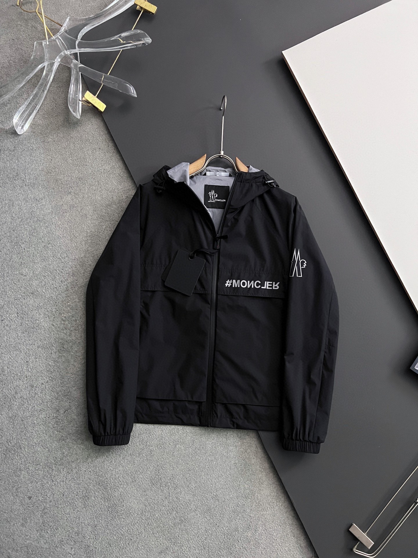 NO:500380,) Moncle*2025 early autumn men's high-end fashion hooded outdoor jacket jacket, official counter main display, Hong Kong foreign business channels, outdoor must-have items, exclusively for sale. On the basis of minimalism, it creates extraordinary creativity, and uses clever design techniques to innovate elsewhere. The front design is broken and seam-stitched and contrasting cloth to form a strong hedge, and the visual effect is unique. The chest decoration is printed with a brand LOGO, which is simple and atmospheric, demonstrating the brand identity and status. The sleeves are equipped with the brand's exclusive design, which echoes the front chest printing, which is both sporty and fashionable!  It has a distinct recognition, showing the vitality of the city, and is highly shaped and practical!  The fabric is made of Japanese Toray company customized fabric (a first-line luxury clothing royal fabric manufacturer) with waterproof and windproof characteristics, both comfort and breathability, the upper body is light and burden-free, the hooded design has a strong sense of detail and quality. All auxiliary materials are supplied by customers and all auxiliary materials are engraved with brand LOGO, which is very expensive, luxurious and high-end!  The details show the ingenious craftsmanship, the auxiliary materials are all supplied to customers, and the workmanship is extremely rigorous and sophisticated. The outline structure of the whole body continues the basic form of the M family, expressing the simple and atmospheric characteristics in place, with a full upper body shape, which can easily control various body shapes, and the outfit meets the needs of the transition season!  Size 48-56.,,jackets & coats,jackets & coats,hats,alexander wang19860909）Moncle*2025早秋男士高端时装款连帽户外夹克外套,官方专柜主推展示,香港洋行渠道,户外必选单品,独家出售. 在极简的基础上洐生出非凡的创意,用巧妙的设计手法进行别处一格的创新,前幅设计破缝拼接撞色布,形成强烈的对冲,设觉效果别具一格,胸前饰印有品牌LOGO,简单大气,彰显品牌身份地位. 袖子搭载品牌专属章仔设计,与前胸印花形成呼应,即运动又时尚！辨识度鲜明,尽显都市活力色彩,且塑造性和实穿性极高！ 面料选用日本东丽公司订制面料（一线奢侈品成衣御用面料商）具备防水防风特性,舒适性与透气性兼备,上身轻便且无负担感,连帽的设计,整体细节品质感超强,辅料全系客供,全客供辅料,都刻有品牌LOGO, 非常贵奢高级！ 细节之处尽显匠心工艺,辅料皆为客供,做工极为严谨考究,通体的轮廓构造延续了M家族基础形态,将简约大气的特征表现到位,上身型款十足,轻松驾驭各种身型,穿搭符合过渡季的需求！尺码48-56.,,jackets & coats,jackets & coats,hats,alexander wang,Men's clothing