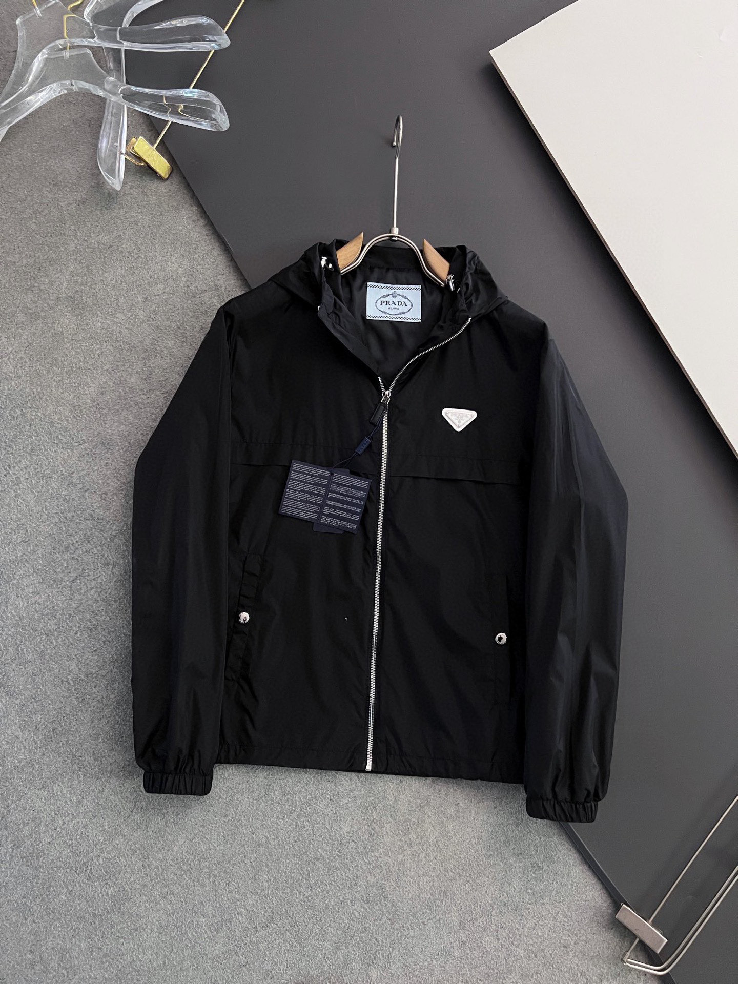 NO:498831,) Prad, 2025 new jackets, exclusive customization and sale of high-end products, latest products, original singles, fashionable and casual hooded jacket windbreaker jacket, imported original windbreaker fabric, classic craftsmanship decorative letters and back embroidery, customized original hardware accessories, extremely high grade, handsome and stylish upper body, complete three standards. M-3XL,,prada, jackets & coats, jackets & coats,hats,alexander wang19860909）Prad、 2025新款夹克 高端货独家定制发售,最新品,原单狠货,时尚休闲连帽夹克风衣外套,进口原版风衣面料,胸前经典工艺装饰字母后背刺绣,定制原版五金辅料,档次极高,上身帅气有型,三标齐全 码数M-3XL,,prada,jackets & coats,jackets & coats,hats,alexander wang,Men's clothing