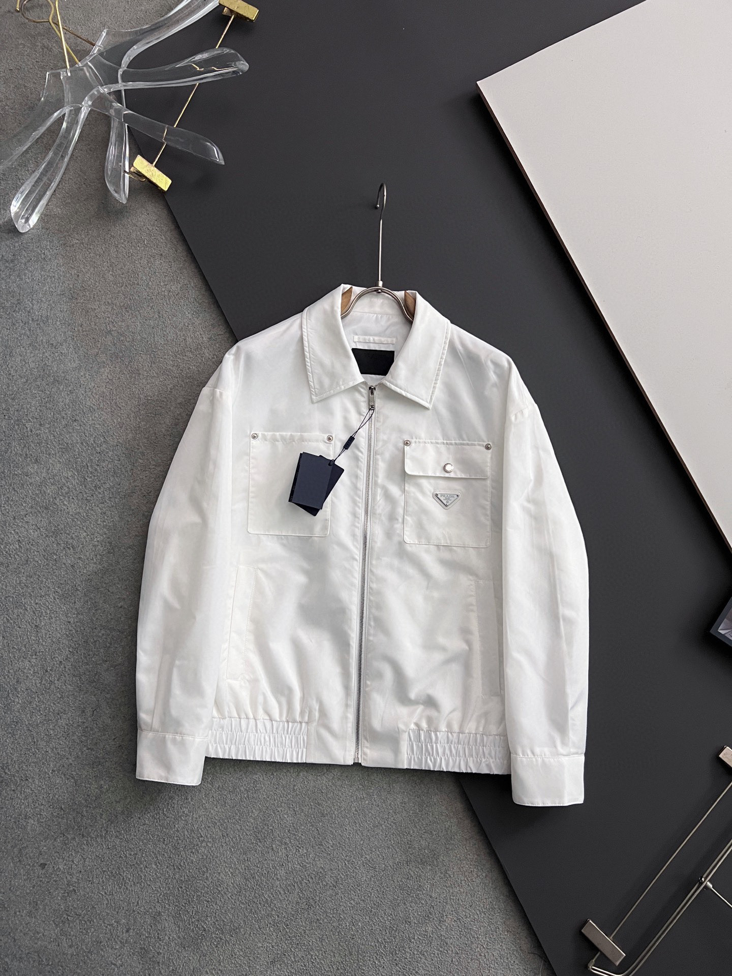 NO:500373,Prad*2025 early autumn new style released Prada lapel jacket, a hot spring jacket, it is comfortable and comfortable to wear, lazy and casual, combined with clean and simple colors, it is particularly pleasing to look at, suitable for daily wear~ Size M-3XL,,prada,prada,jackets & coats,jackets & coats,alexander wang19860909Prad*2025早秋新款发布普拉达翻领夹克外套,春季爆款外套,穿上就是舒适自在又显瘦的存在,慵懒而随性,结合干净简单的色系就特别耐看,适合日常穿着~ 尺码M-3XL,,prada,prada,jackets & coats,jackets & coats,alexander wang,Men's clothing