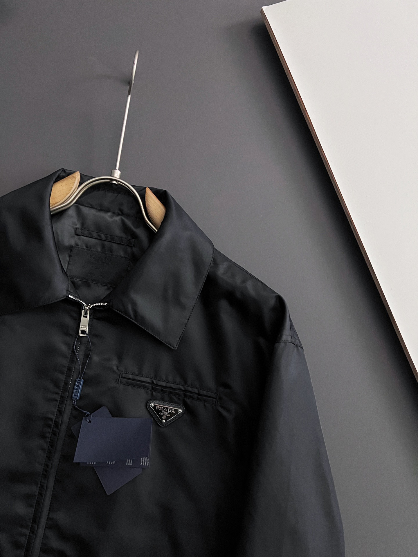 Prada 2025 Jacket Collection: Stylish, Comfortable, and Versatile for Daily Wear - 图片 3