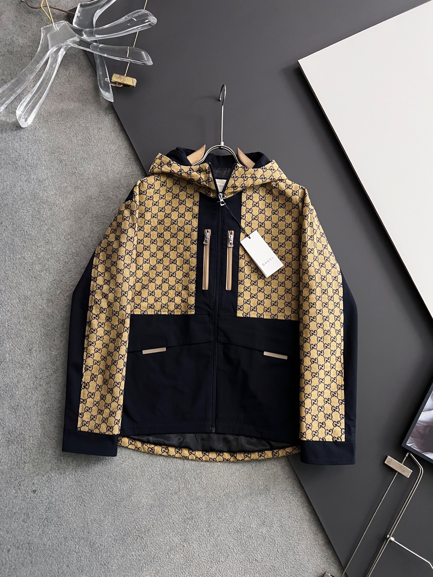NO:936879,Gucci 2026 Autumn and Winter New Presbyopia Jacket Original 1:1 Customized Hardware Accessories All Imported Original Customization Welcome to compare at the counter Super soft Super heavy 72 fabric with perfect workmanship Pay attention to the fabric is super comfortable Exclusive model Non-market goods Same size for men and women 48-56,,gucci,jackets & coats,19860909Gucci 2026秋冬新款老花夹克原版1:1订制五金配件全进口原版定制 欢迎专柜对比 超柔软 超级重72面料做工杠杠的版型完美 注意面料超舒服 独家款 非市场货 男女同款尺码 48-56,,gucci,jackets & coats,,Men's clothing