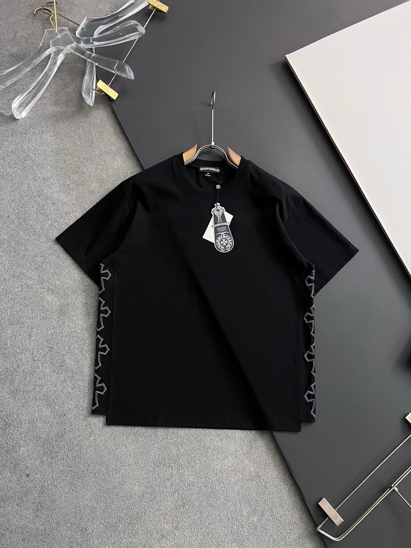 NO:503347,) Wang Bang CH Crowxin*, 2025Ss hot 260 high-density double yarn spot four-season series short-sleeved, simple basic wardrobe artifact, casual and versatile must-have) workmanship and wiring texture first-class, two colors recommended, white, black,) Exclusive version test, no solution for everyone to wear [Strong] Number of codes M-3XL,,chrome hearts,T-shirt,alexander wang19860909）王炸CH克罗心*、2025Ss爆款260高密双纱现货四季系列短袖,简约基础衣橱神器, 休闲百搭必备款）做工走线质感一流,两色推荐白色、黑色、）独家版型测试上身无解谁穿都合适[强]码数Ｍ-3XL,,chrome hearts,T-shirt,alexander wang,Men's clothing