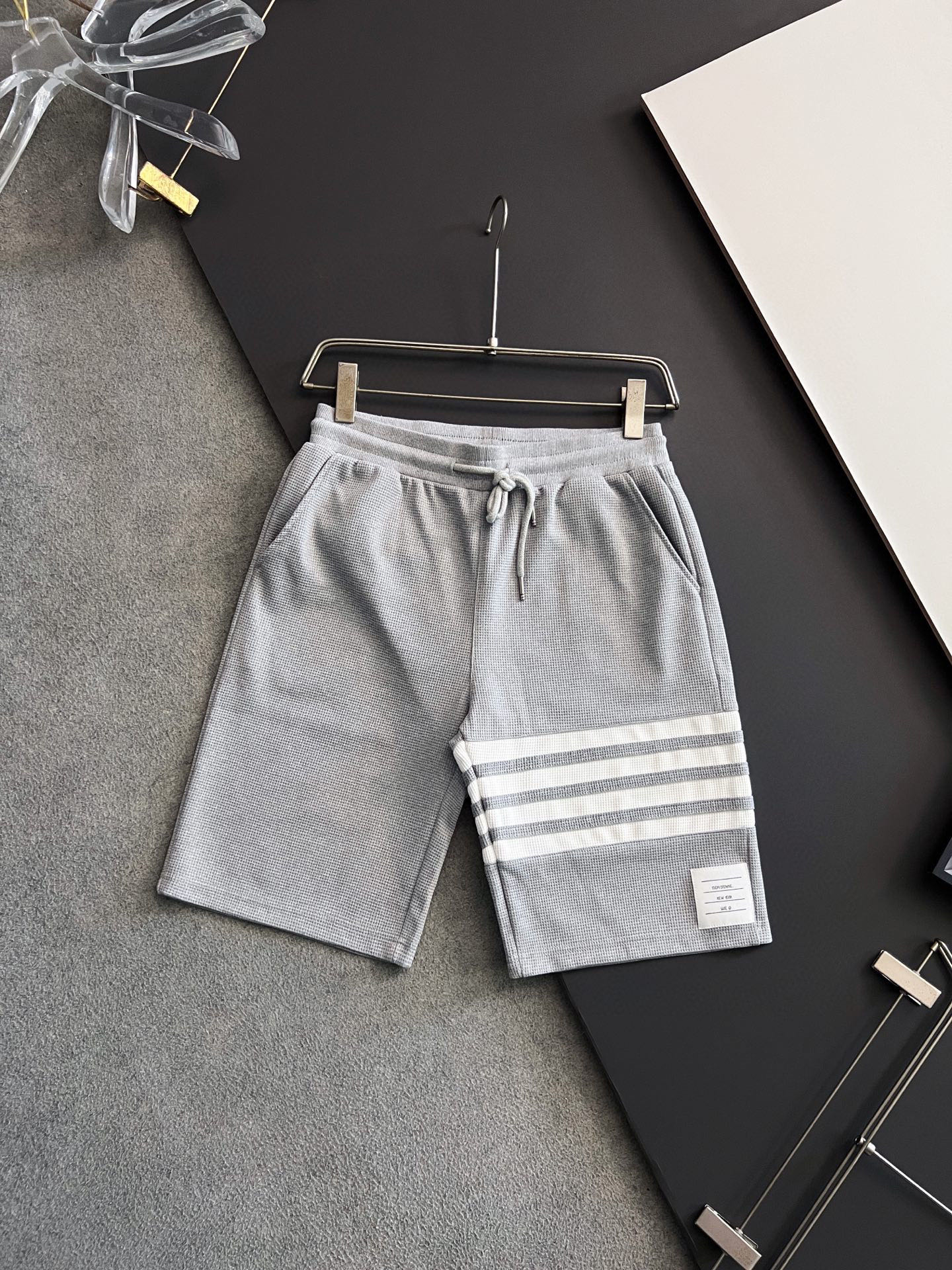 NO:503353,)TB*, Tom Braun 2025 casual shorts classic fashion running champion, official website synchronized model, brand new experience, three-dimensional tailoring of the counter fabric, delicate and soft, comfortable and breathable, versatile style, not picky to wear, high cost performance, worth buying [OK] Size M-4XL,, shorts, alexander wang19860909）TB*、汤姆布郎 2025休闲短裤经典时尚跑量冠军 官网同步款 全新体验 专柜面料立体剪裁 手感细腻柔软 上身舒适透气 百搭款式 穿着不挑人 ,高性价比值得入手[OK]码数M-4XL,,shorts,alexander wang,Men's clothing