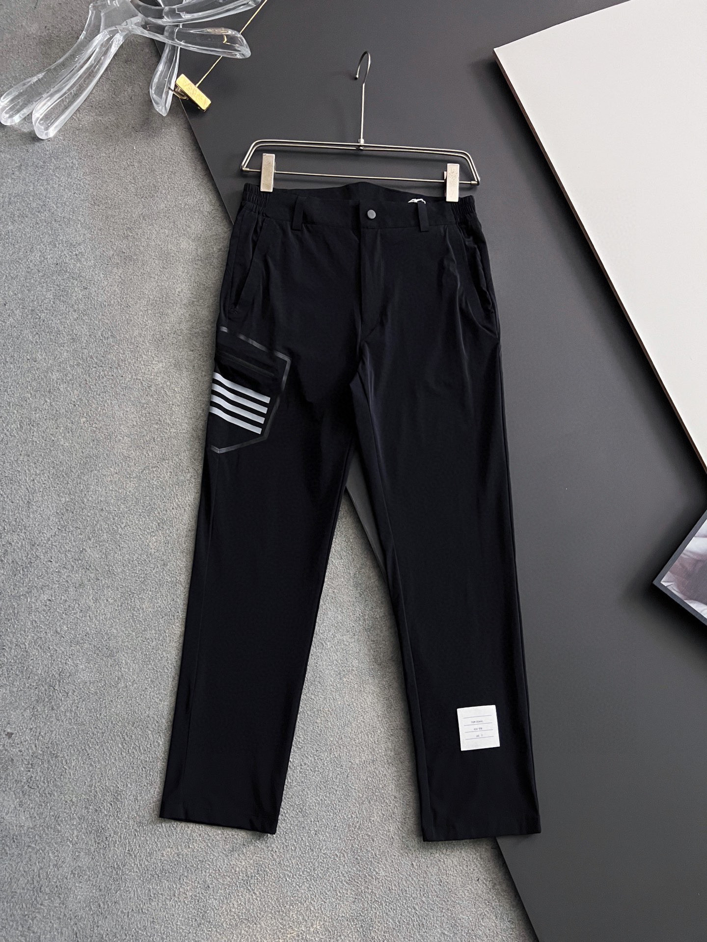 NO:503377,)TB*25Ss new cool casual pants, a very good-looking basic series!  Use custom-made, cool, stretchy ice silk fabric!  It has anti-wrinkle and wear resistance. It is moisture absorption and breathable!  High-end and textured!  Soft and comfortable!  !  The drawstring is elastic and adjustable naturally and slim and decently, and energetic and youthful!  !  The upper body of the pants is particularly trousing and has strong inclusiveness. L-8XL large-size gospel, alexander wang19860909）TB*25Ss新款冰爽休闲裤 非常好看的基础款系列！采用定制冰爽弹力冰丝面料！具有防皱耐磨特性.吸湿和透气性！高档有质感！ 柔软舒适！！抽绳松紧调节自然修身得体,活力青春！！其裤上身特别修整身型,包容性强.L-8XL大码福音,,alexander wang,Men's clothing