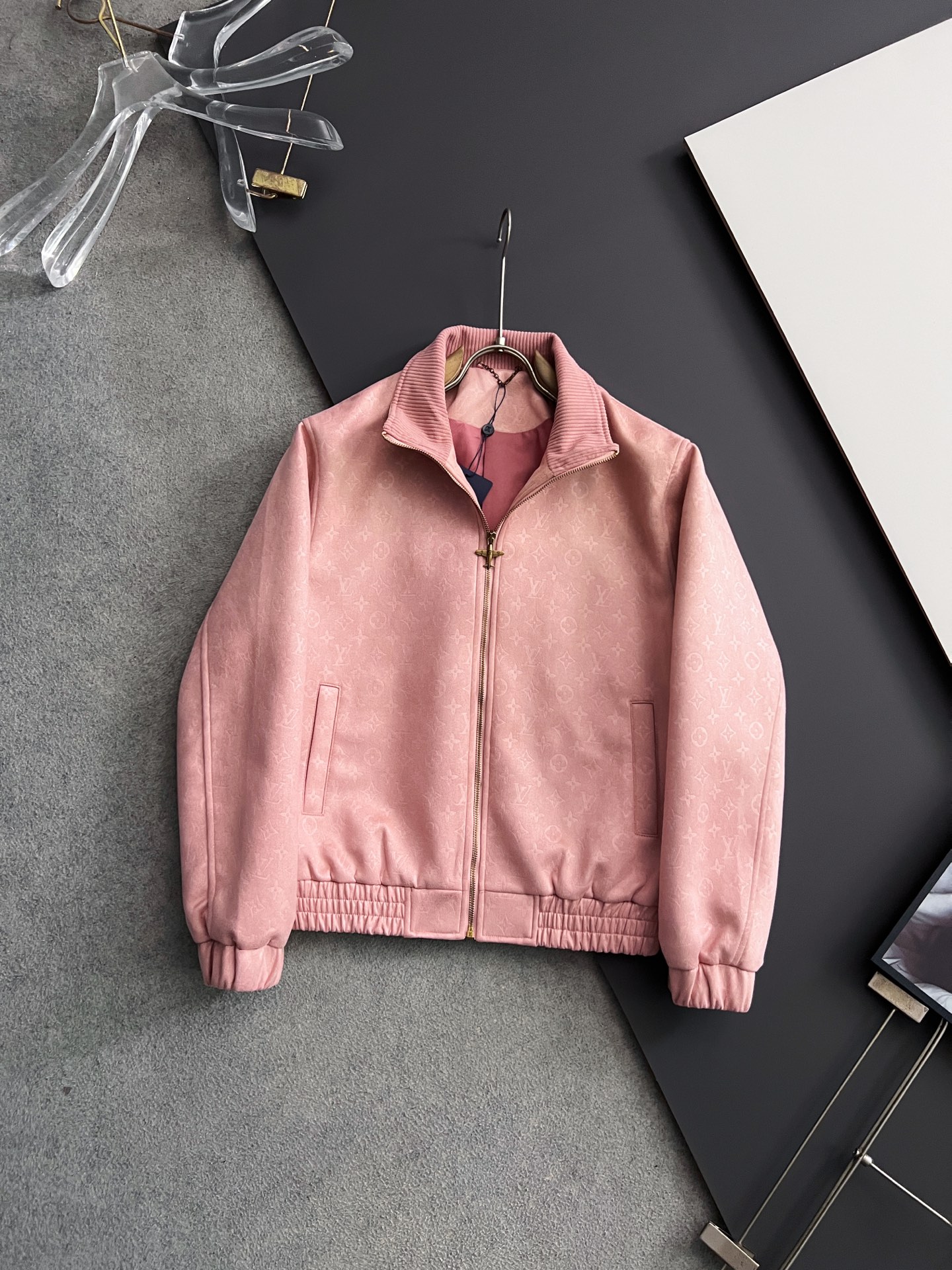 NO:504953,) 1V* Autumn and winter new old-fashioned thin cotton jacket Original 1:1 custom hardware accessories are fully imported and customized. Welcome to counter comparison. Super soft Super heavy fabric has a perfect fit. Pay attention to the super comfortable fabric. Exclusive model. Non-market goods. Same size for men and women. S- XL,, jackets & coats, alexander wang19860909） 1V* 秋冬新款老花薄棉夹克 原版1:1订制五金配件全进口原版定制 欢迎专柜对比 超柔软 超级重面料做工杠杠的版型完美 注意面料超舒服 独家款 非市场货 男女同款尺码 S- XL,,jackets & coats,alexander wang,Men's clothing