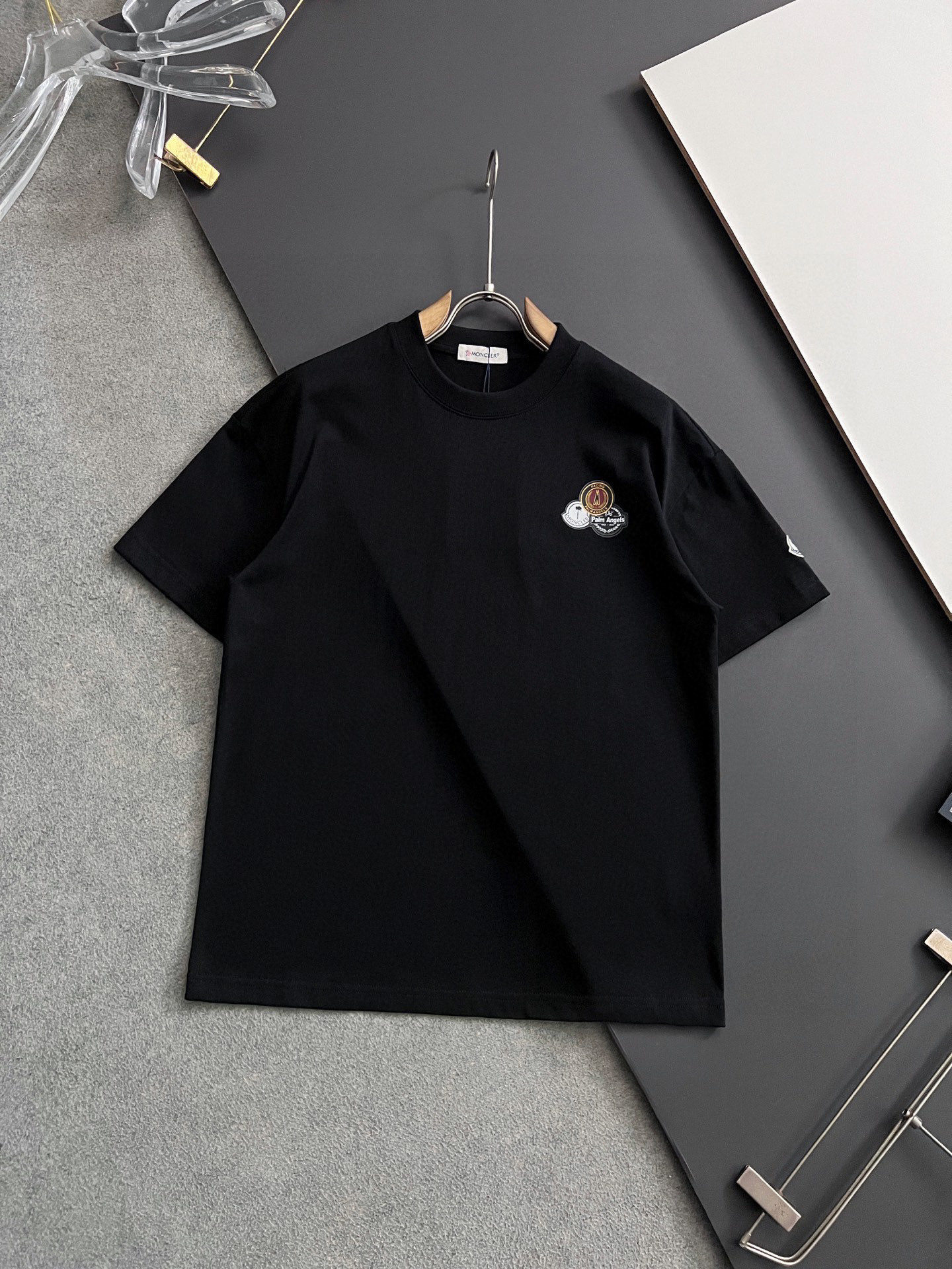 NO:504956,) 25 Moncle* latest exclusive hit models*.] Heavy 280 grams pure cotton double yarn) Popular four-season series short-sleeved, simple basic wardrobe artifact, casual and versatile must-have) workmanship and line texture first-class, two colors recommended white, black,) standard version M-3XL, T-shirt, alexander wang19860909）25款Moncle*最新独家爆款*.】重克280克纯棉双纱）爆款现货四季系列短袖,简约基础衣橱神器, 休闲百搭必备款）做工走线质感一流,两色推荐白色、黑色、）标准版型M-3XL,,T-shirt,alexander wang,Men's clothing