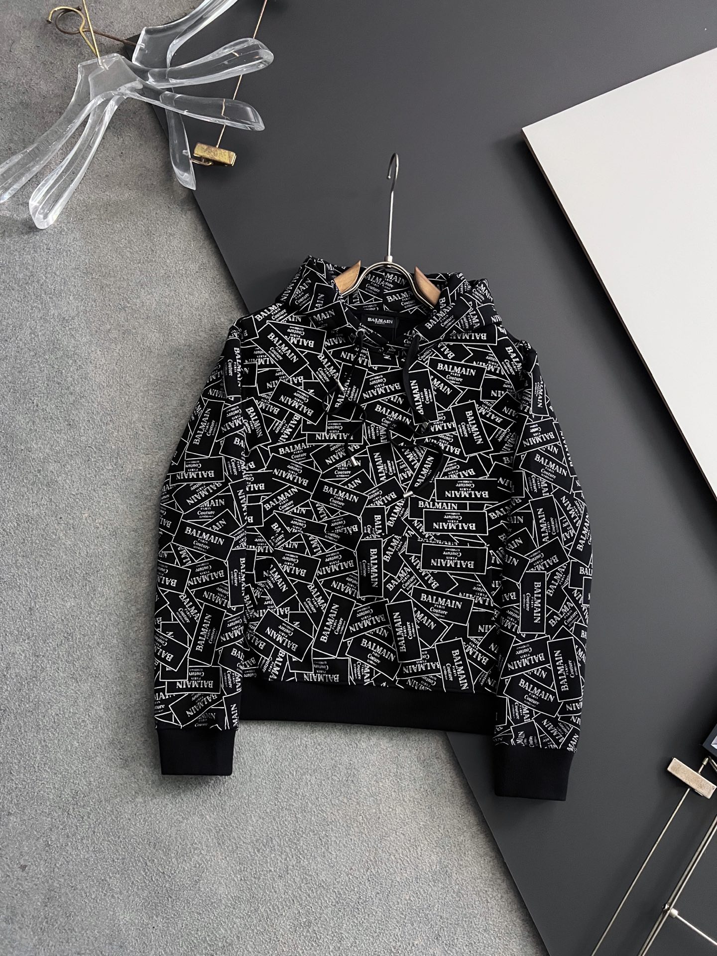 NO:504962,) Balmain*｜Exclusive high-end custom lysel tensile 480g (not bloated when worn) No shrinkage, dust-free, black does not turn white after washing,. The latest autumn and winter sweatshirts, the most popular elements embroidered, exquisite and not exaggerated, fashionable and casual round neck style, technological fabric, customized original thread, extremely high grade, exquisite craftsmanship, handsome upper body, size S- XXL,,balmain,hoodie,sweatshirts,alexander wang19860909）巴尔曼*｜独家 高端定制莱赛尔天丝 480克（穿上去还不臃肿） 不缩水,无尘,黑色洗后不泛白,. 最新秋冬卫衣,最流行元素刺绣花、精致且不浮夸,时尚休闲圆领款,科技面料,定制原版螺纹,档次极高,工艺精湛,上身帅到爆,尺码S- XXL,,balmain,hoodie,sweatshirts,alexander wang,Men's clothing