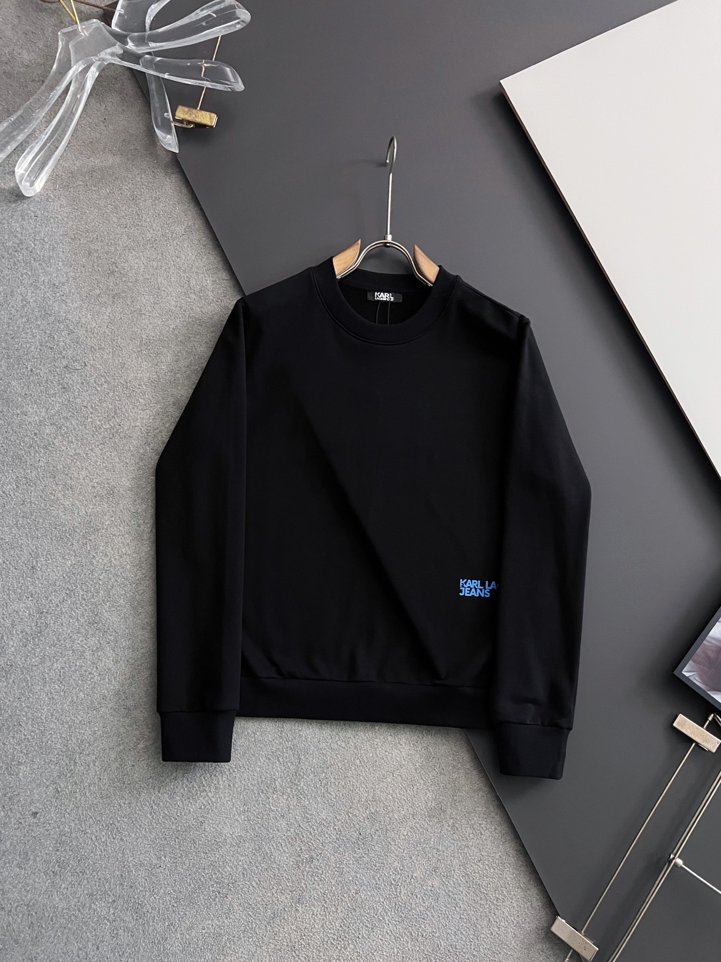 NO:504974,) Karl*｜Exclusive high-end custom lysel tensile 480g (not bloated when worn) No shrinkage, dust-free, black does not turn white after washing,. The latest autumn and winter sweatshirts, the most popular elements embroidered, exquisite and not exaggerated, fashionable and casual round neck style, technological fabric, customized original thread, extremely high grade, exquisite craftsmanship, handsome upper body, size S- XXL,,hoodie, sweatshirts, alexander wang19860909）Karl*｜独家 高端定制莱赛尔天丝 480克（穿上去还不臃肿） 不缩水,无尘,黑色洗后不泛白,. 最新秋冬卫衣,最流行元素刺绣花、精致且不浮夸,时尚休闲圆领款,科技面料,定制原版螺纹,档次极高,工艺精湛,上身帅到爆,尺码S- XXL,,hoodie,sweatshirts,alexander wang,Men's clothing